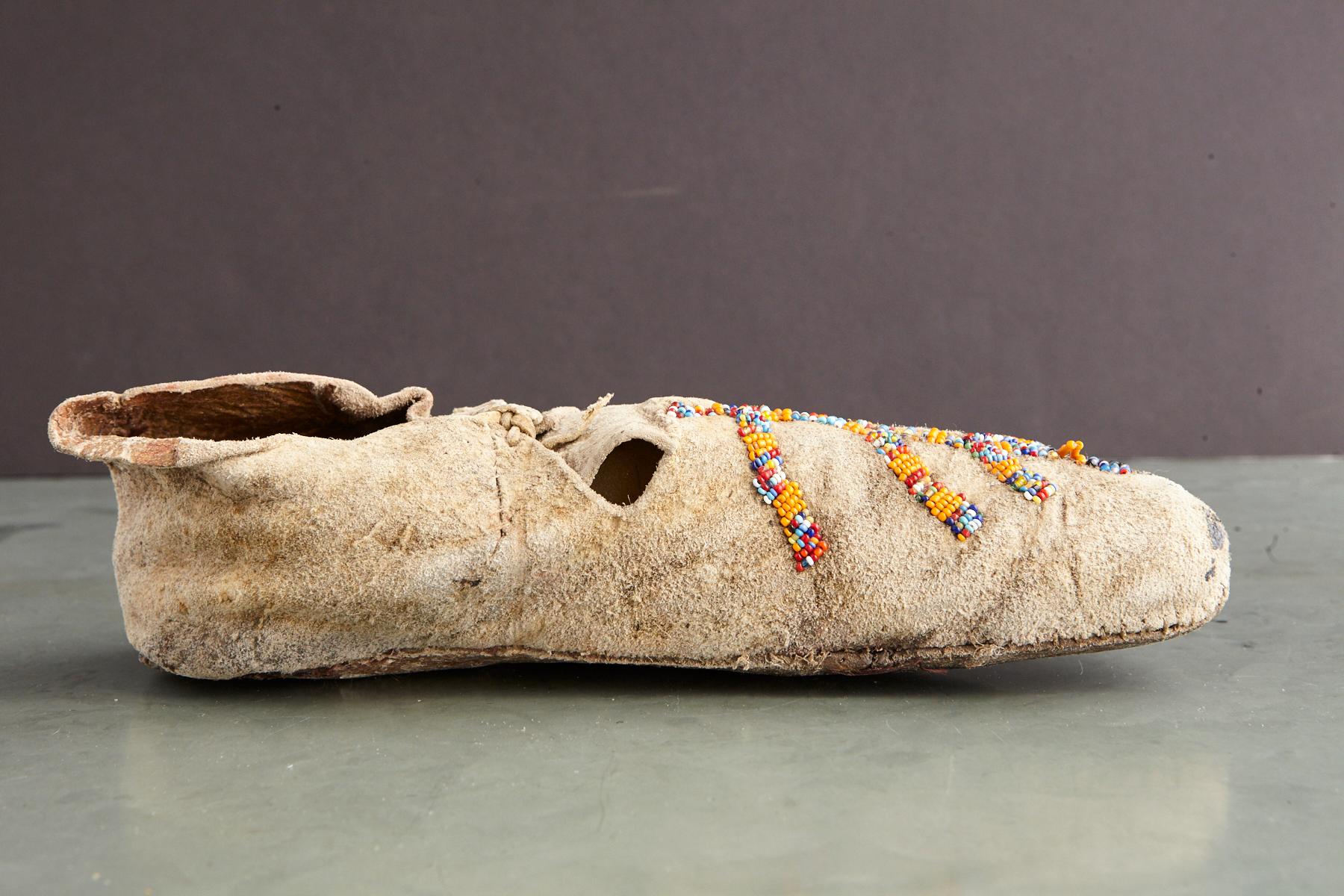 1930s Pair of Sioux Adult Natural Buckskin Moccasins with Old Beads In Fair Condition In Pau, FR