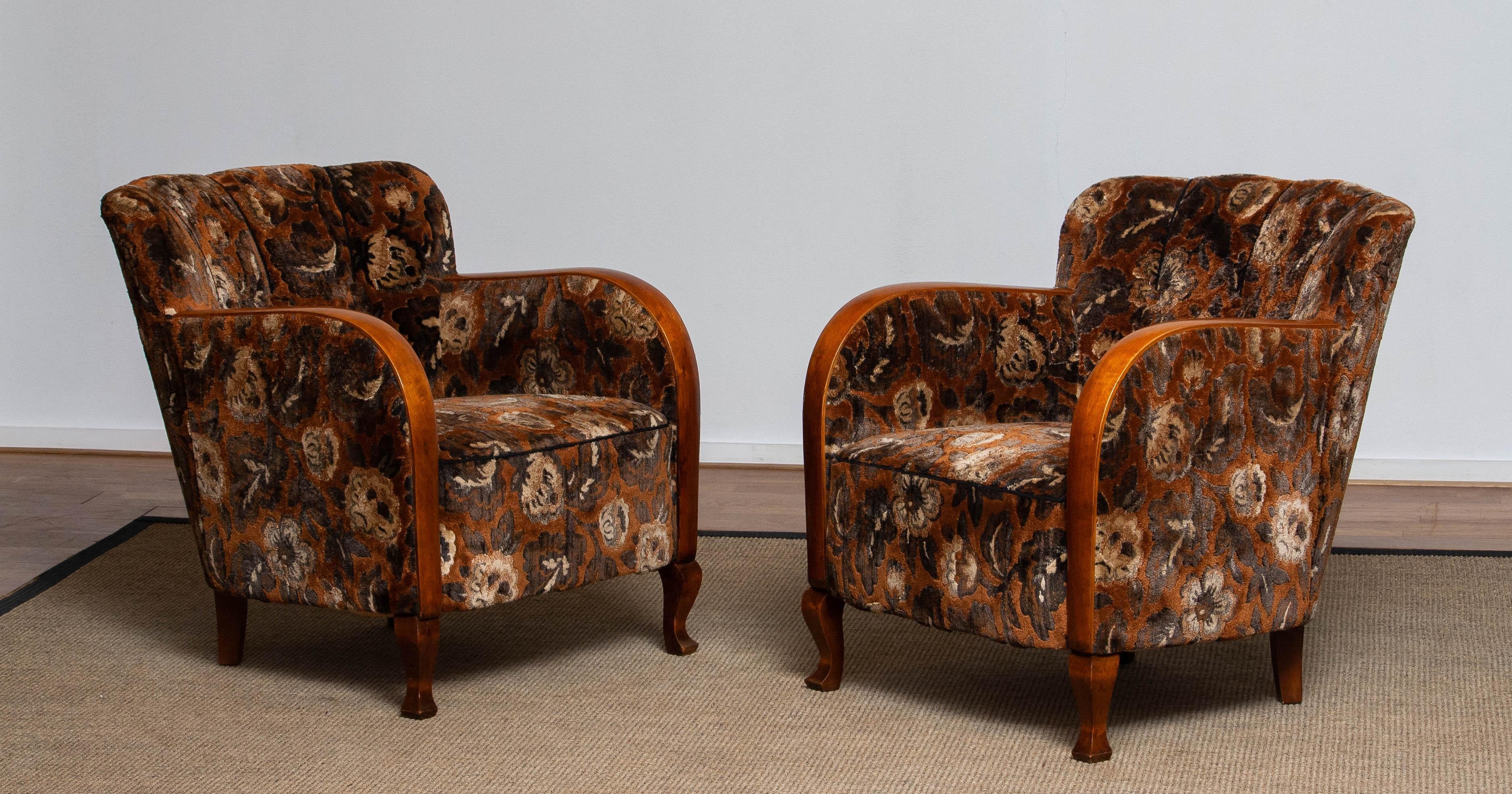 Beautiful set of two Art Deco 1930's armchairs / lounge chairs upholstered with rust colored jacquard velvet from the '50s.
The armrests are made of satin beech. Allover the chairs are in good and clean condition.
Sit comfort is excellent.