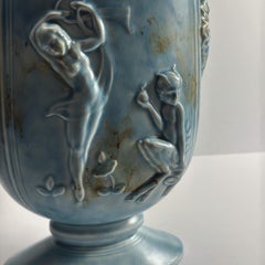 1930 Jarrón Art Decó azul pálido con relieve de cacerola y ninfa, Beswick