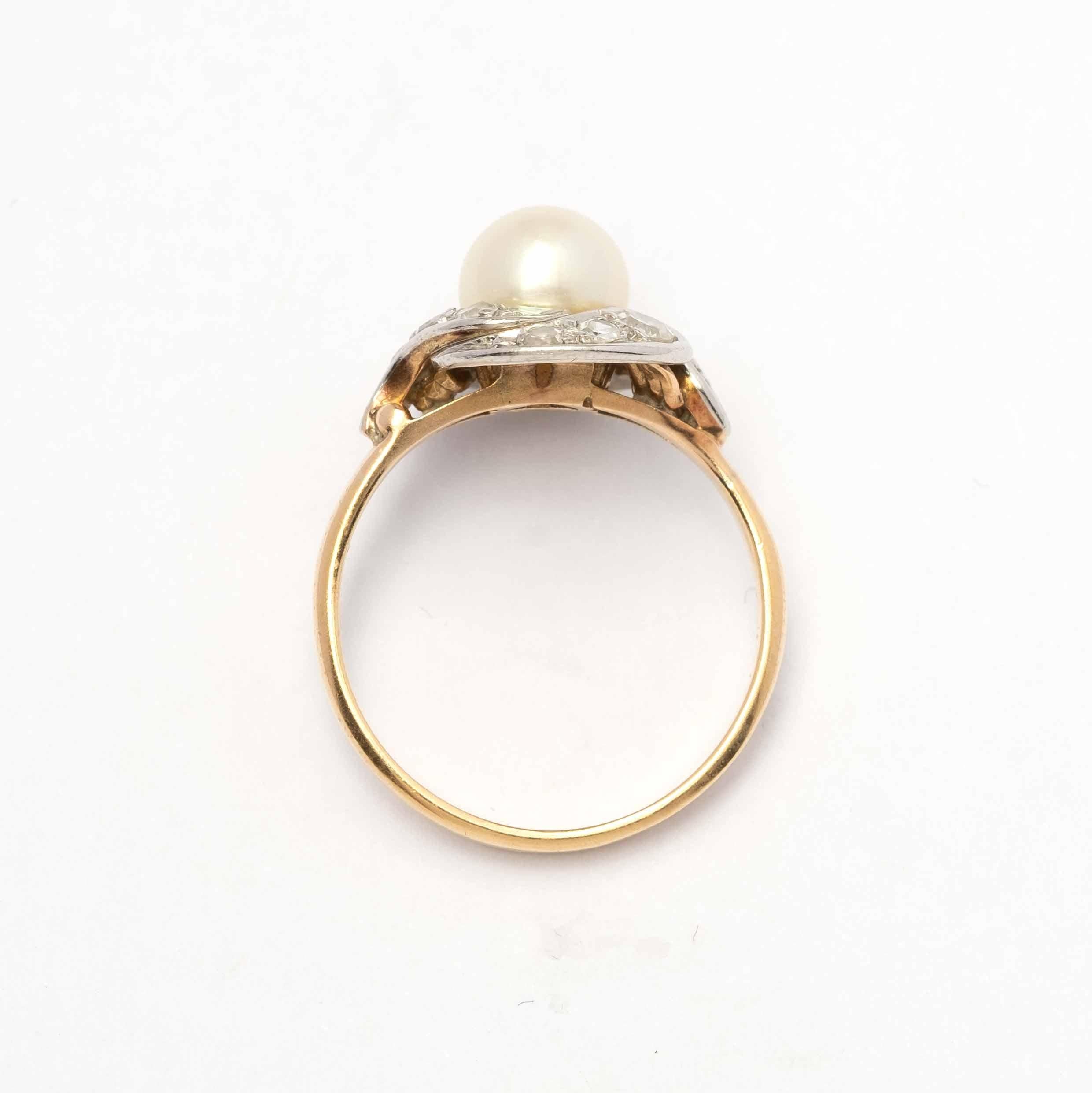 Grazioso anello degli anni '30 c.a. in oro 18ct e platino con perla coltivata di 7mm c.a. circondata da diamanti taglio vecchio per un totale di 0,40ct c.a.

Punti salienti:
- Oro 18ct e platino
- Perla giapponese coltivata 7 mm
- Diamanti taglio