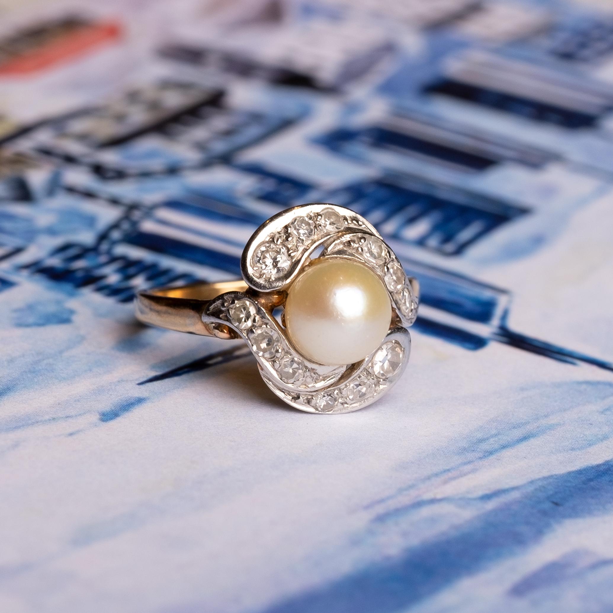 Taglio rotondo Anello anni '30 con perle e diamanti in oro e platino in vendita