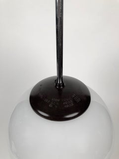 Lampe à suspension des années 1930 avec abat-jour rond en verre opalin et éléments en bakélite