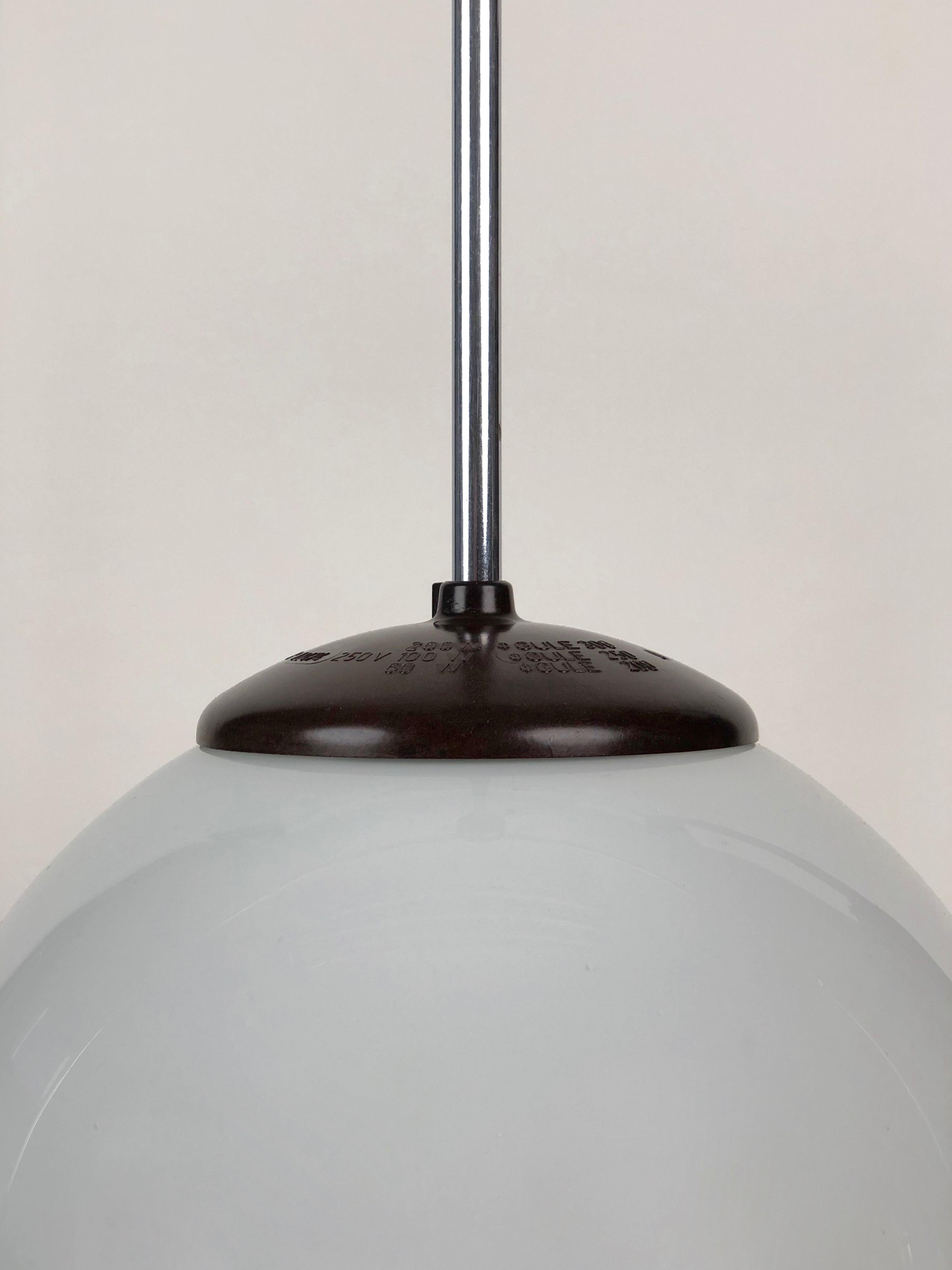 Bauhaus Lampe à suspension des années 1930 avec abat-jour rond en verre opalin et éléments en bakélite en vente