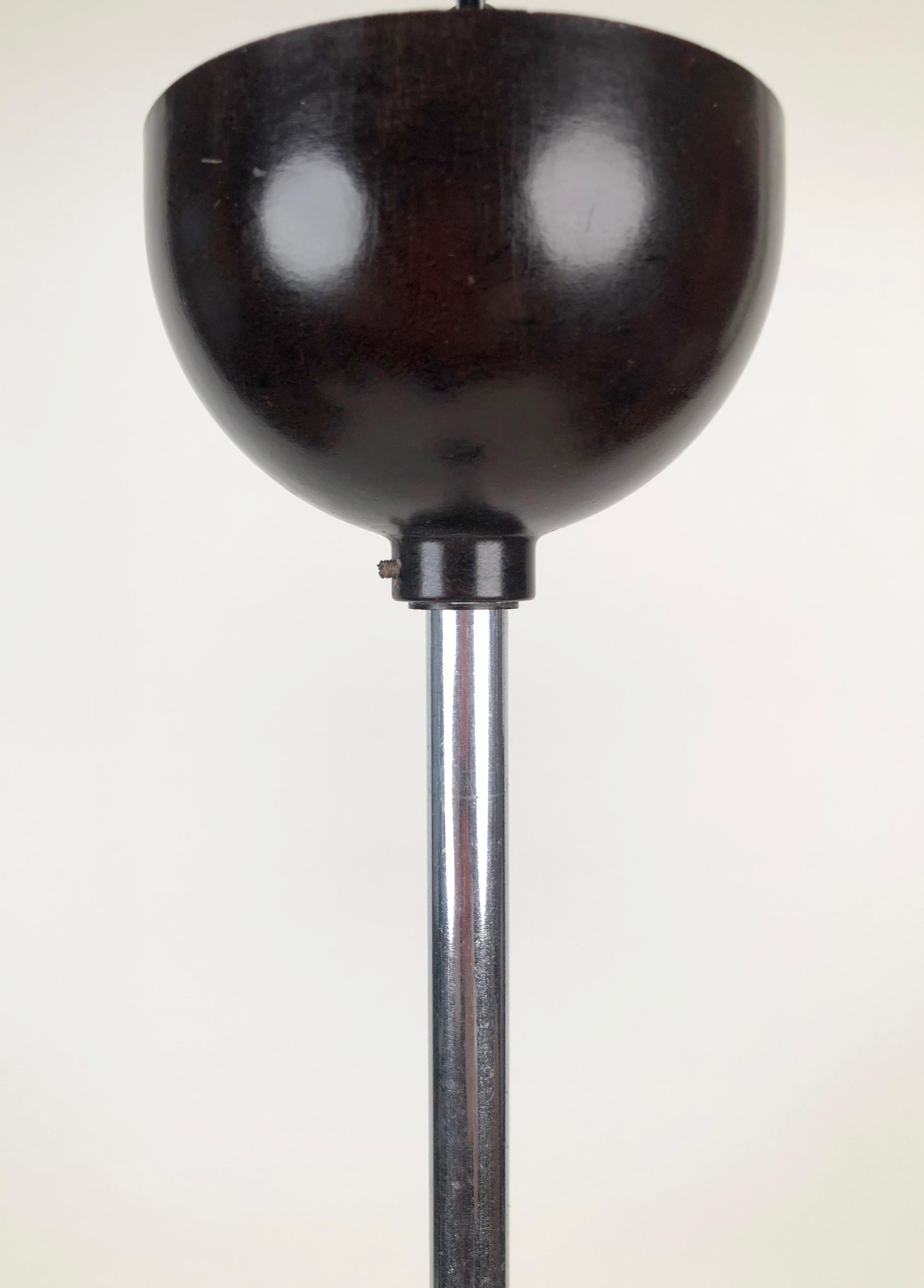 Slovaque  Lampe à suspension des années 1930 avec abat-jour rond en verre opalin et éléments en bakélite en vente