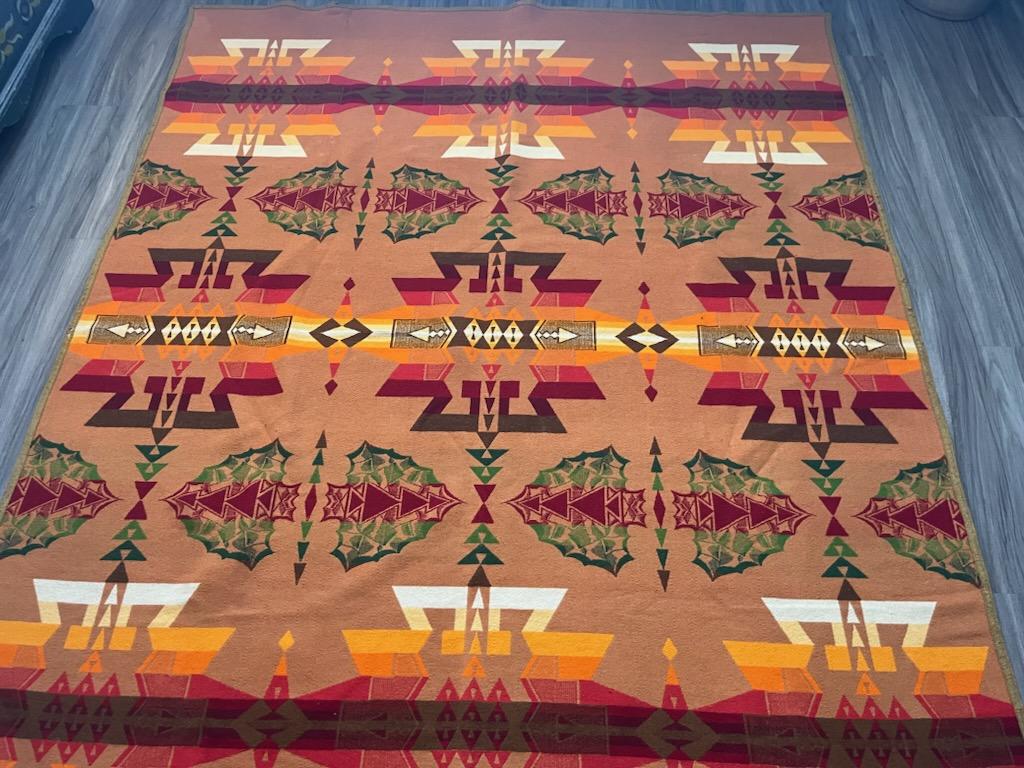 Cette couverture Pendleton en laine Cayuse Indian design est en bon état et a une étiquette manquante.il y a une usure mineure qui est normale sur le bord de la laine.Fantastique design et motif rare.