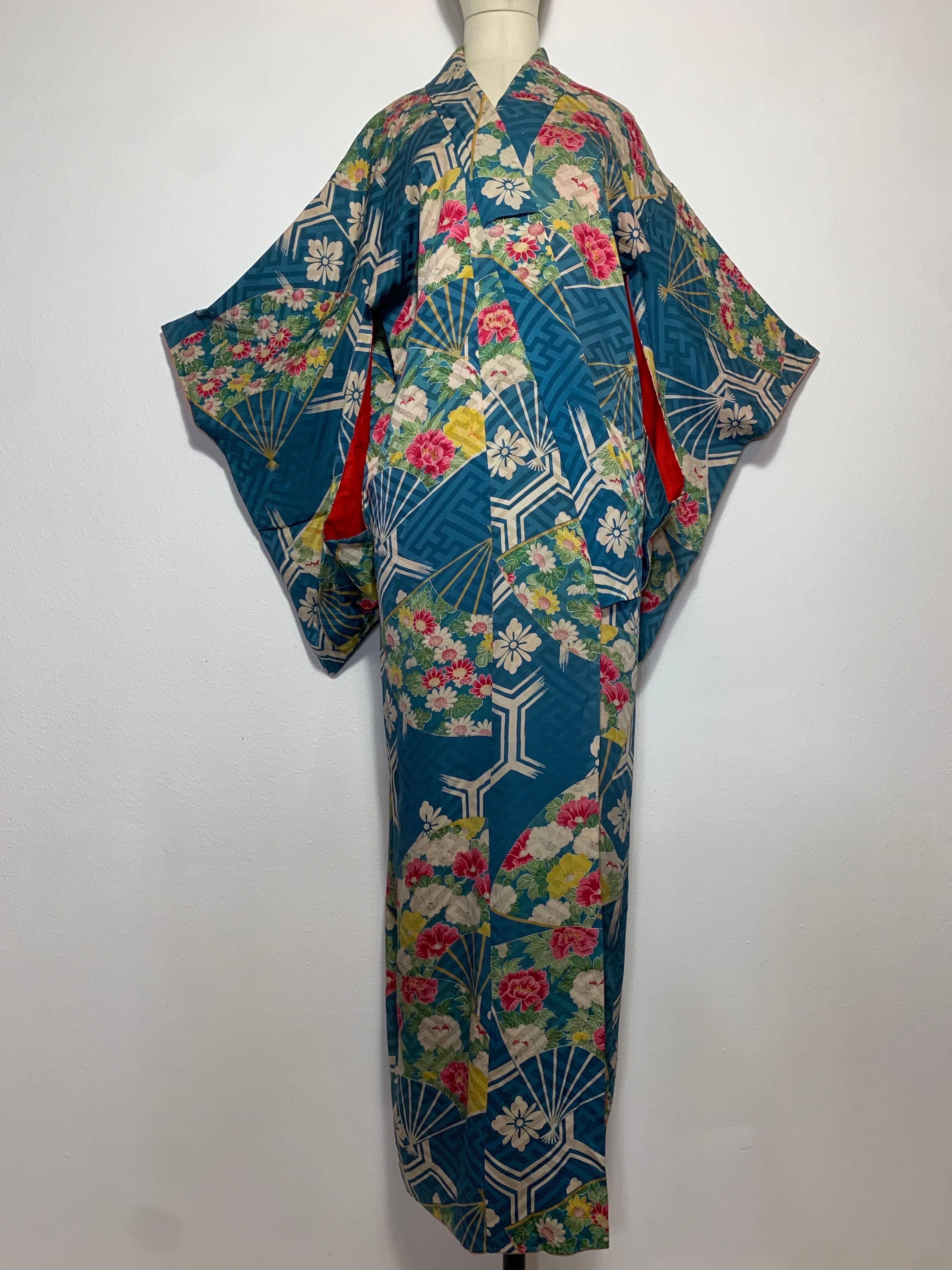 Kimono traditionnel des années 1930 en soie pervenche avec fleurs, éventails et doublure en soie rouge : Magnifique tissu de soie vintage fluide avec des bouquets floraux, des formes d'éventail et un fond en nid d'abeille contrastant magnifiquement