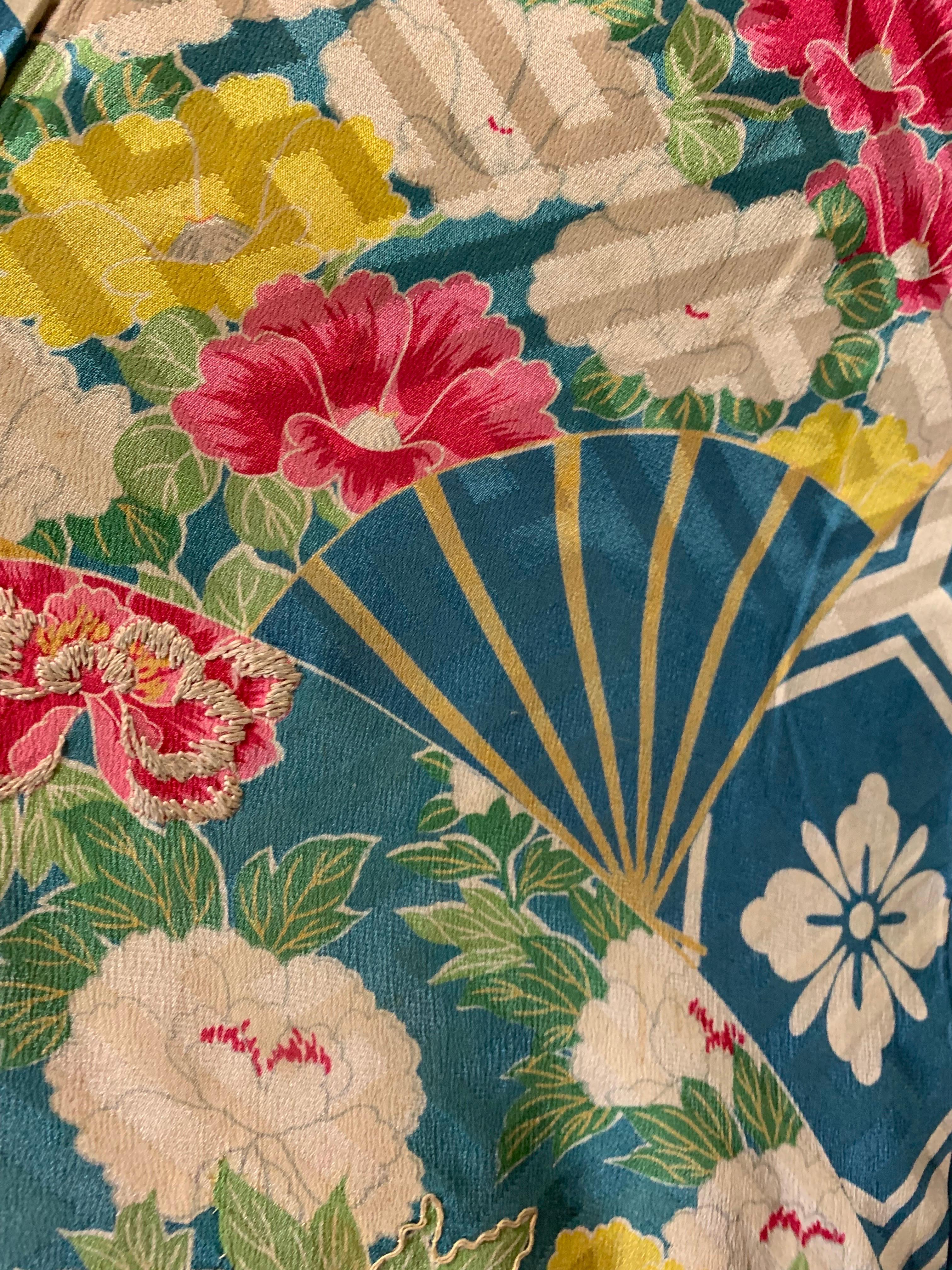 Kimono traditionnel des années 1930 avec éventails à fleurs et doublure en soie rouge en vente 4