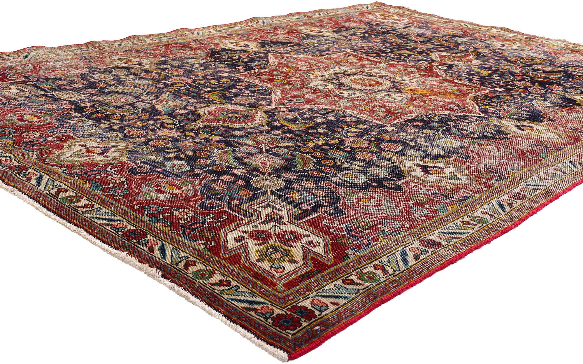 79262 Tappeto Tabriz Persiano Antico Distrutto, 06'07 x 09'05. Tessuto con un'intenzione celestiale nel cuore della Persia dei primi anni del XX secolo, questo tappeto antico Tabriz in lana annodato a mano è un'opera esclusiva di eredità duratura e