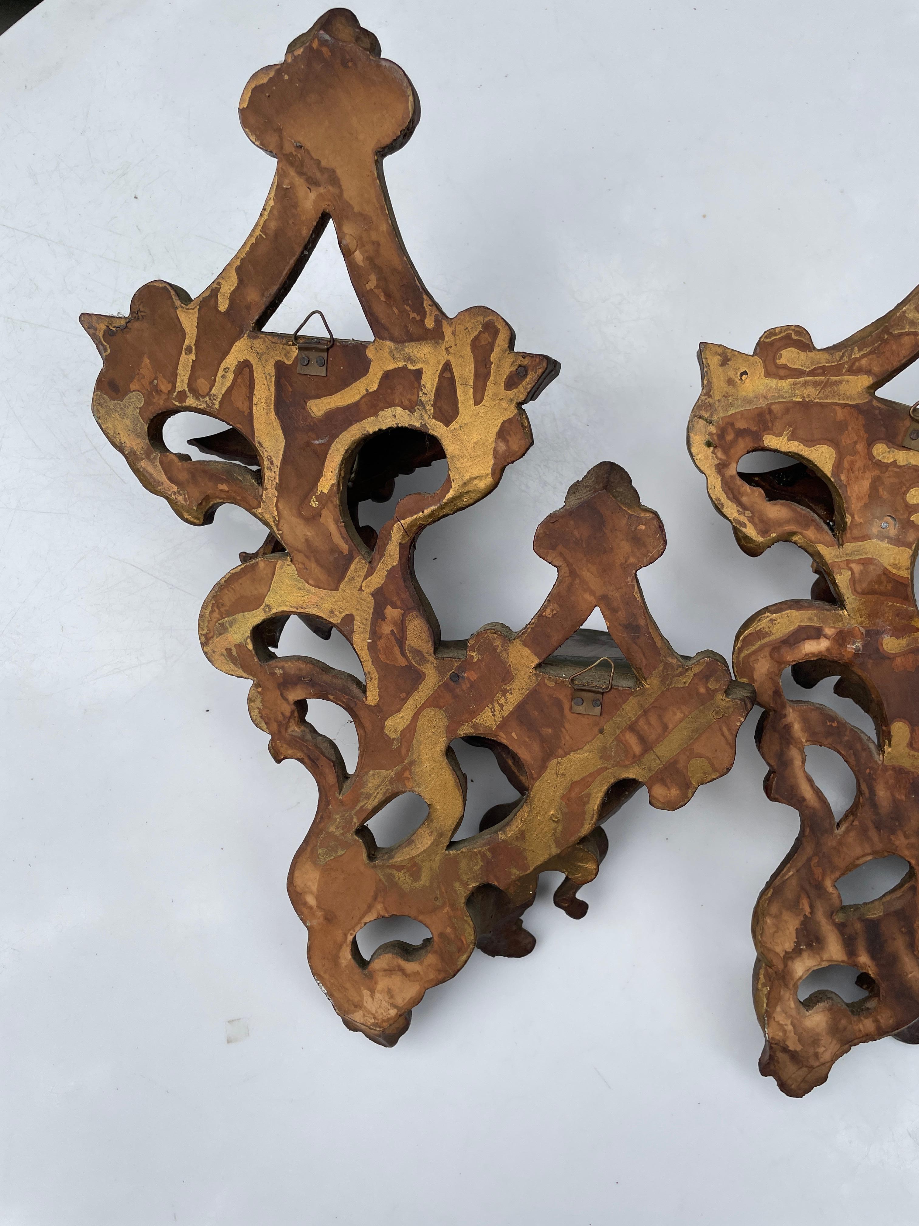 1930 Pequeño querubín tallado en madera dorada Estante para baratijas, Pareja en venta 3