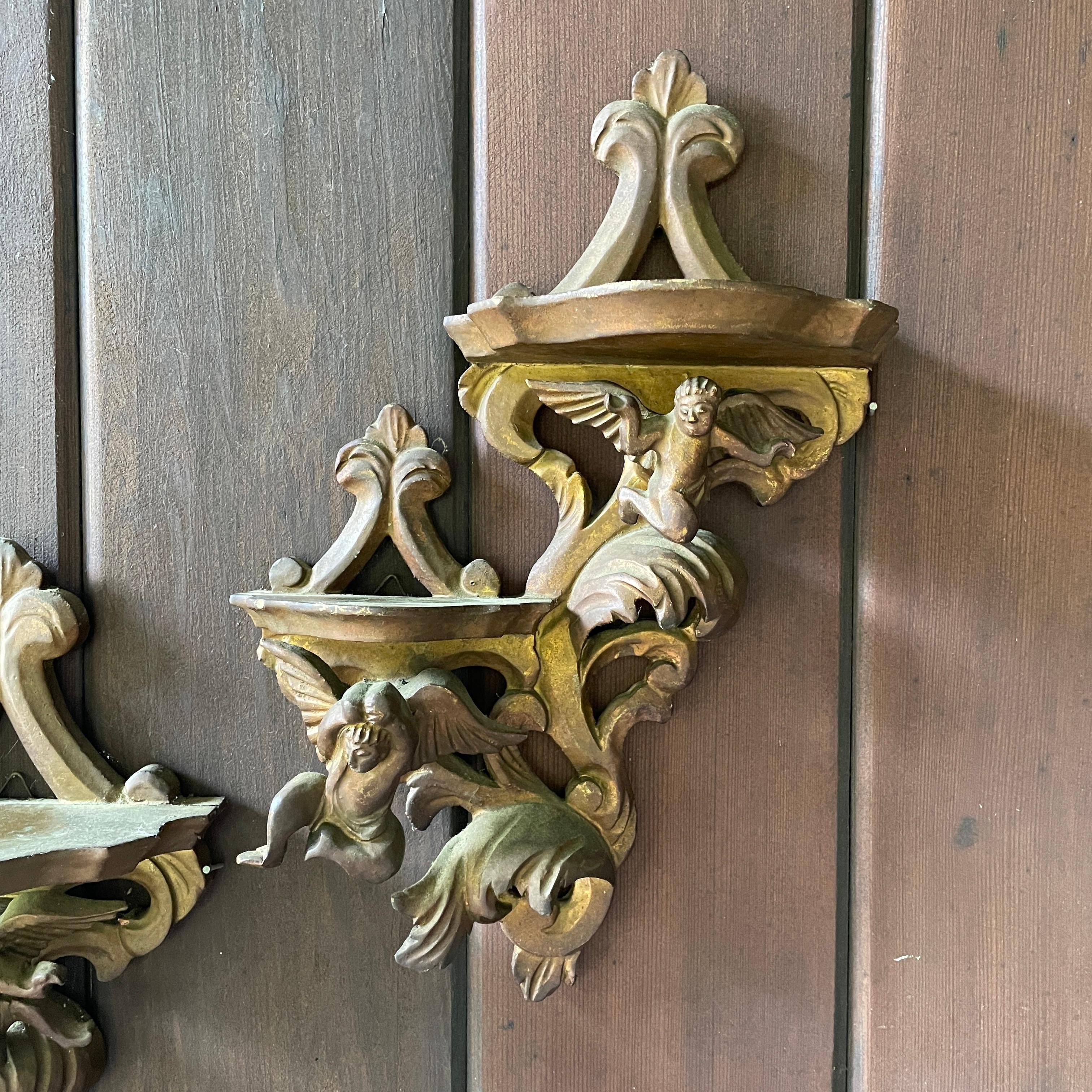 1930 Pequeño querubín tallado en madera dorada Estante para baratijas, Pareja Italiano en venta