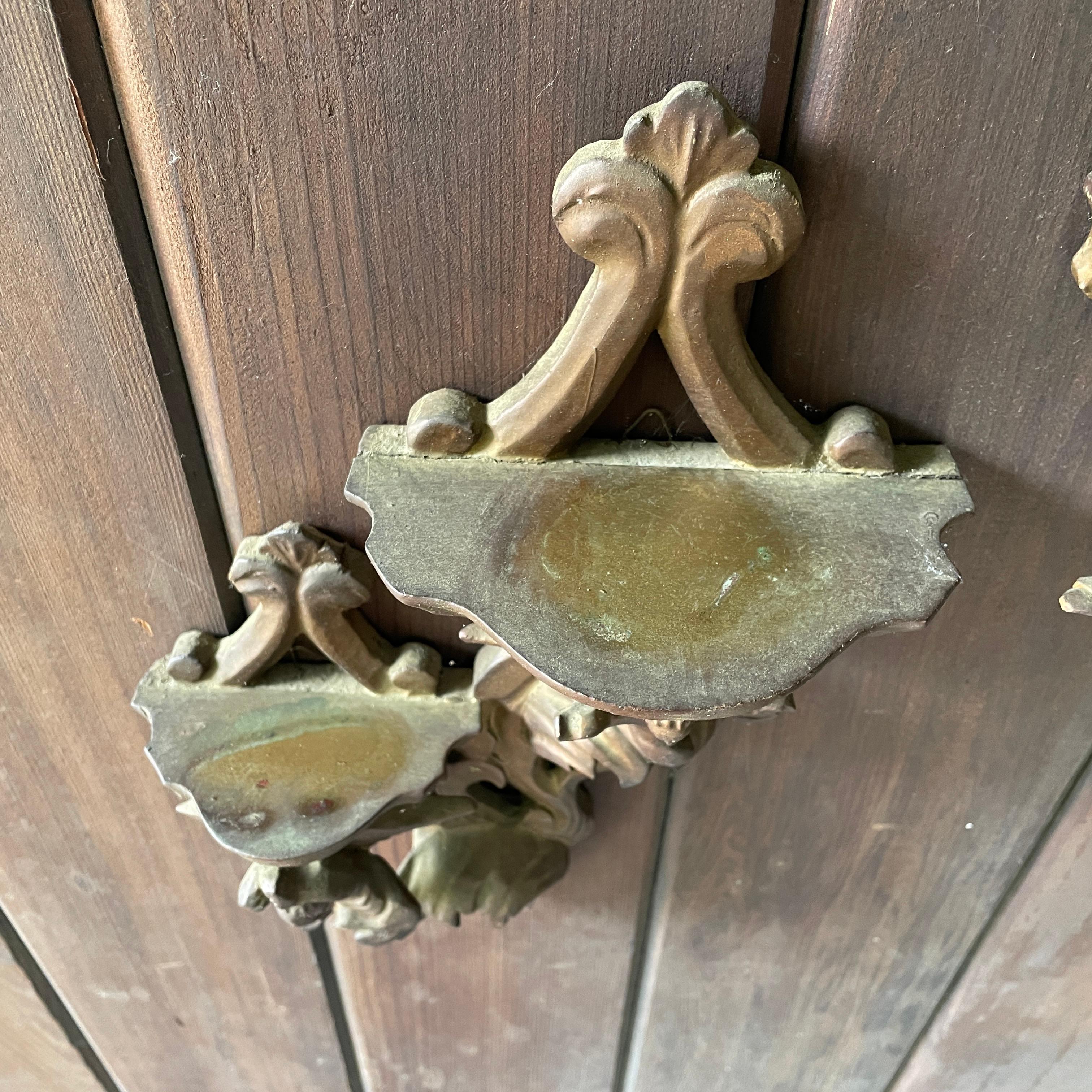 1930 Pequeño querubín tallado en madera dorada Estante para baratijas, Pareja en Desgastado estado para la venta en Hyattsville, MD