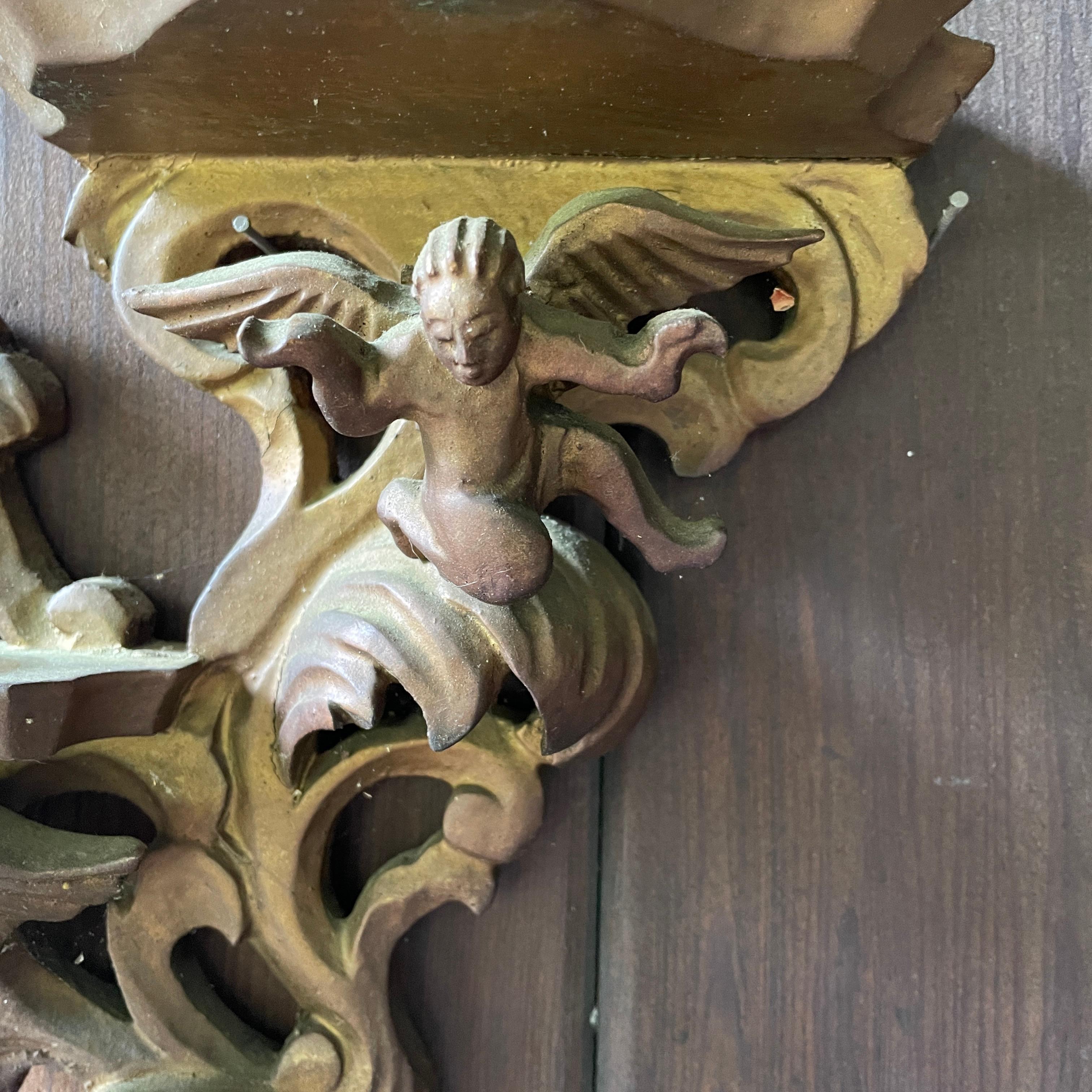 1930 Pequeño querubín tallado en madera dorada Estante para baratijas, Pareja Madera en venta