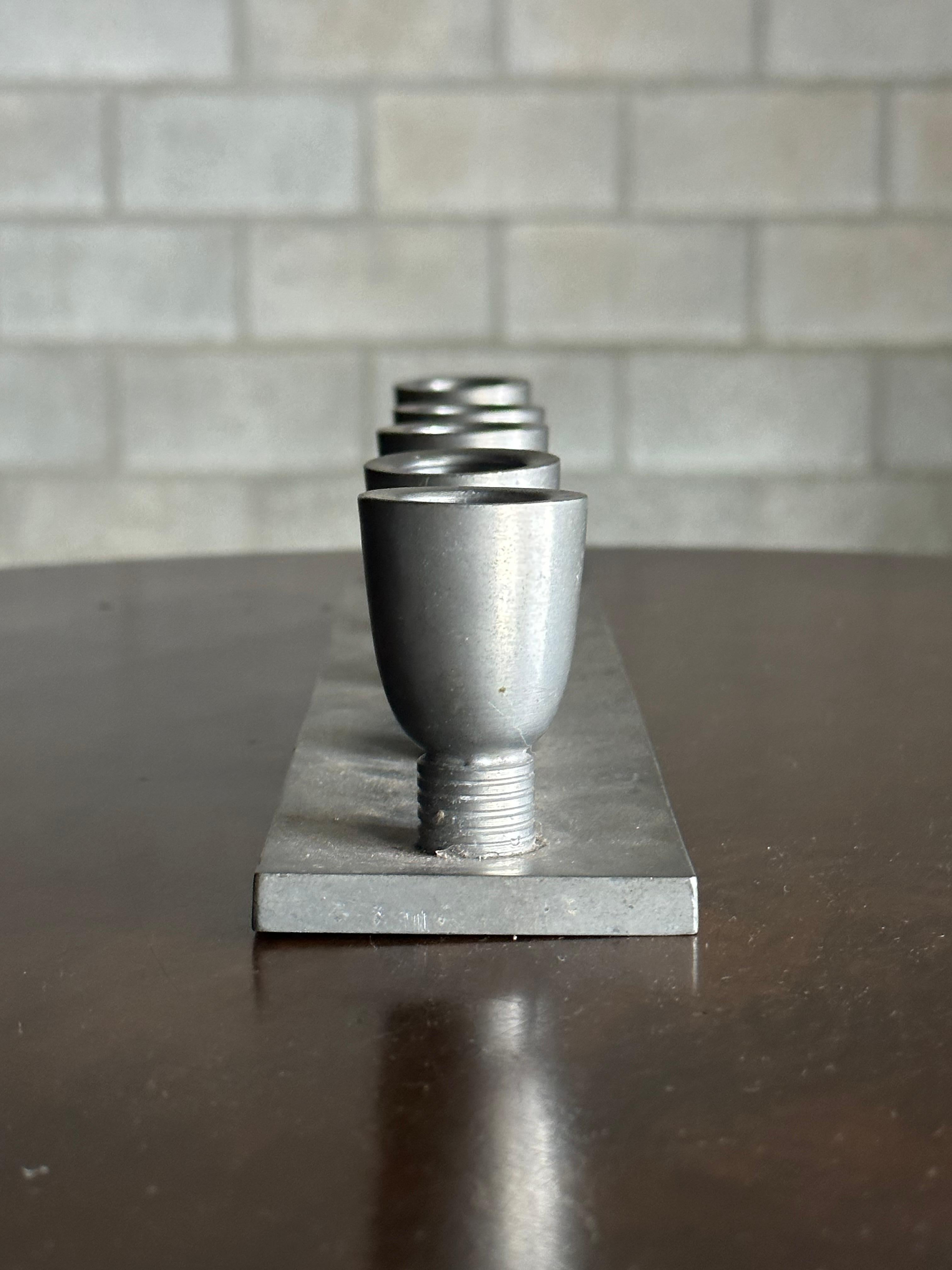 Magnifique candélabre des années 1930 d'influence Art déco et minimaliste. Exécuté en étain et conçu par Sylvia Stave. Marqué sur le dessous avec SS pour Sylvia Stave, CGH pour C.G. Hallberg, et G8 indiquant l'année de production 1933. 