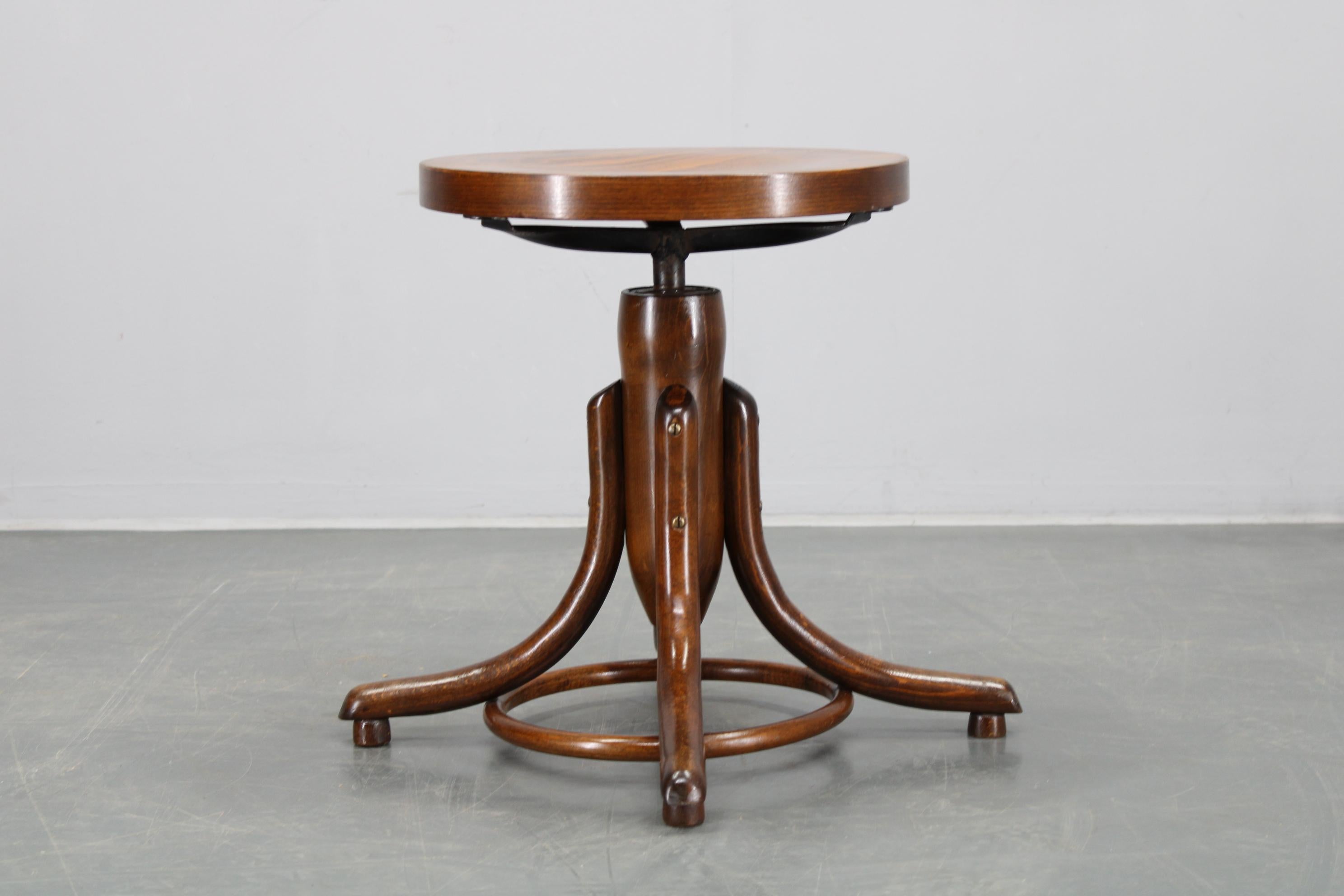 Mid-Century Modern Tabouret de piano pivotant en bois de hêtre des années 1930, Tchécoslovaquie en vente