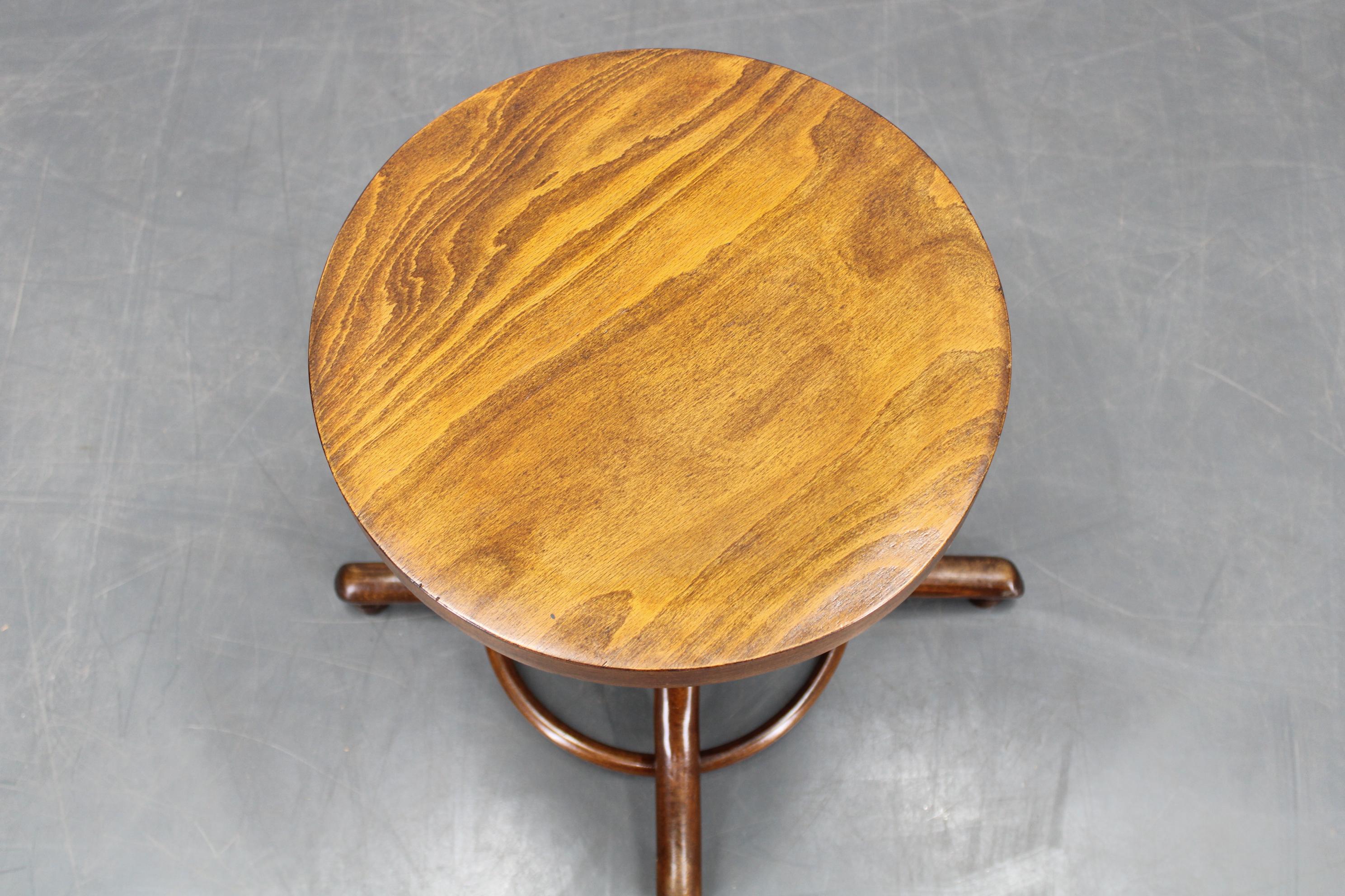 Tabouret de piano pivotant en bois de hêtre des années 1930, Tchécoslovaquie Bon état - En vente à Praha, CZ