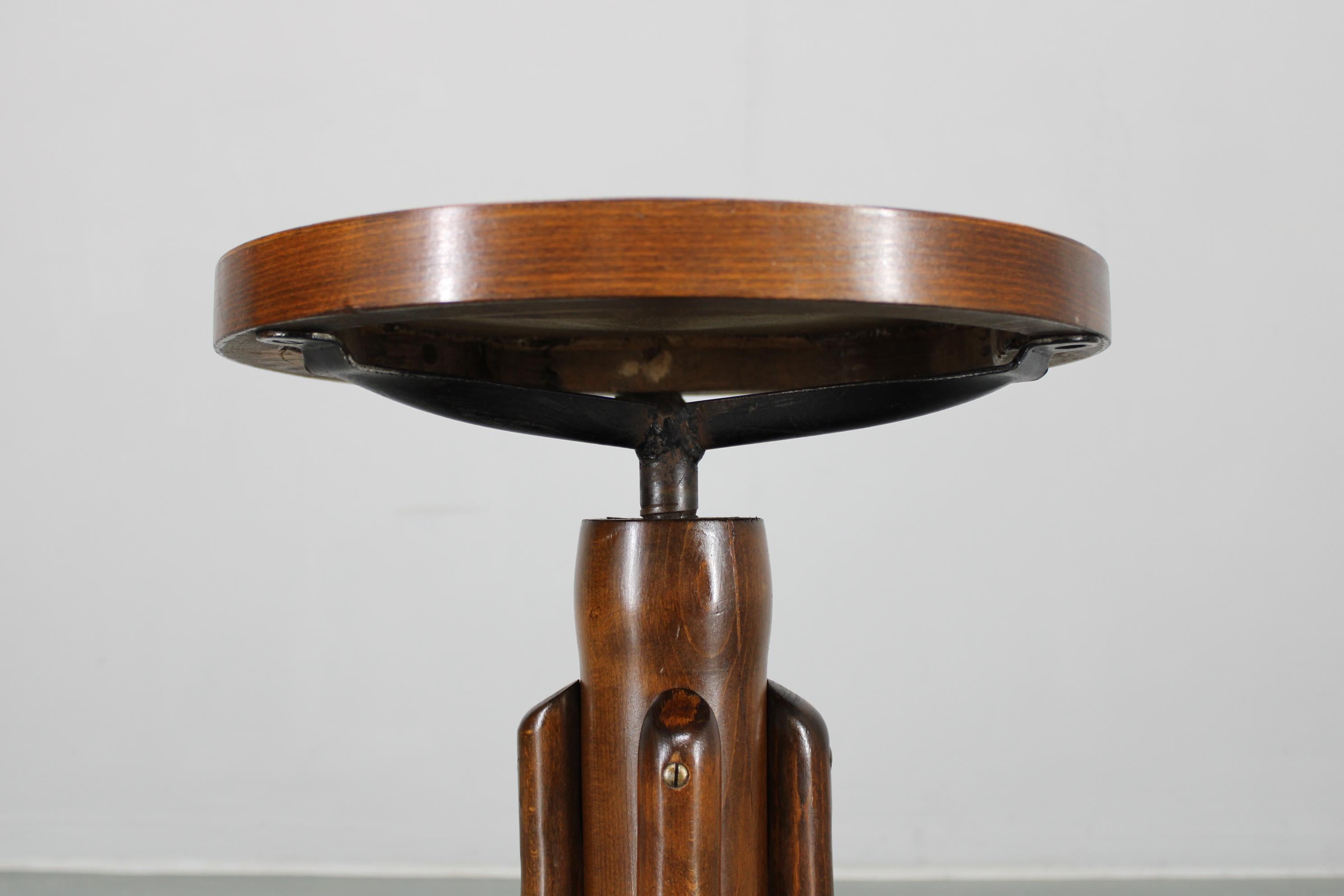 Tabouret de piano pivotant en bois de hêtre des années 1930, Tchécoslovaquie en vente 1