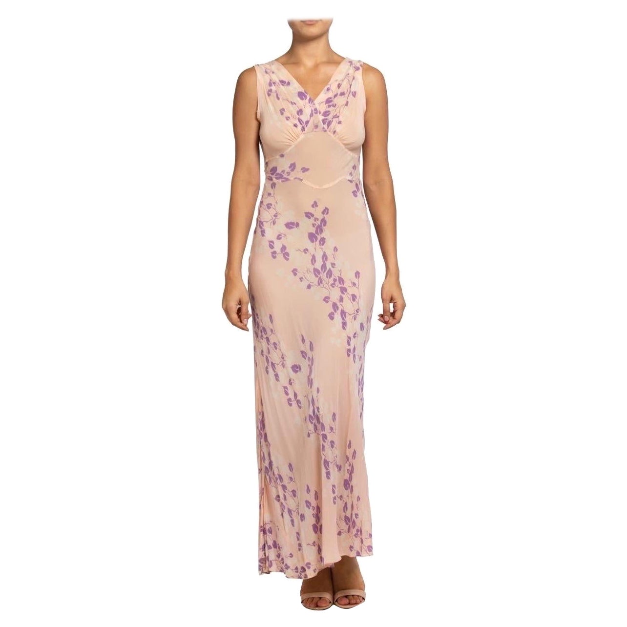 1930S Négligé en mousseline de soie rose coupée en biais avec des fleurs violettes