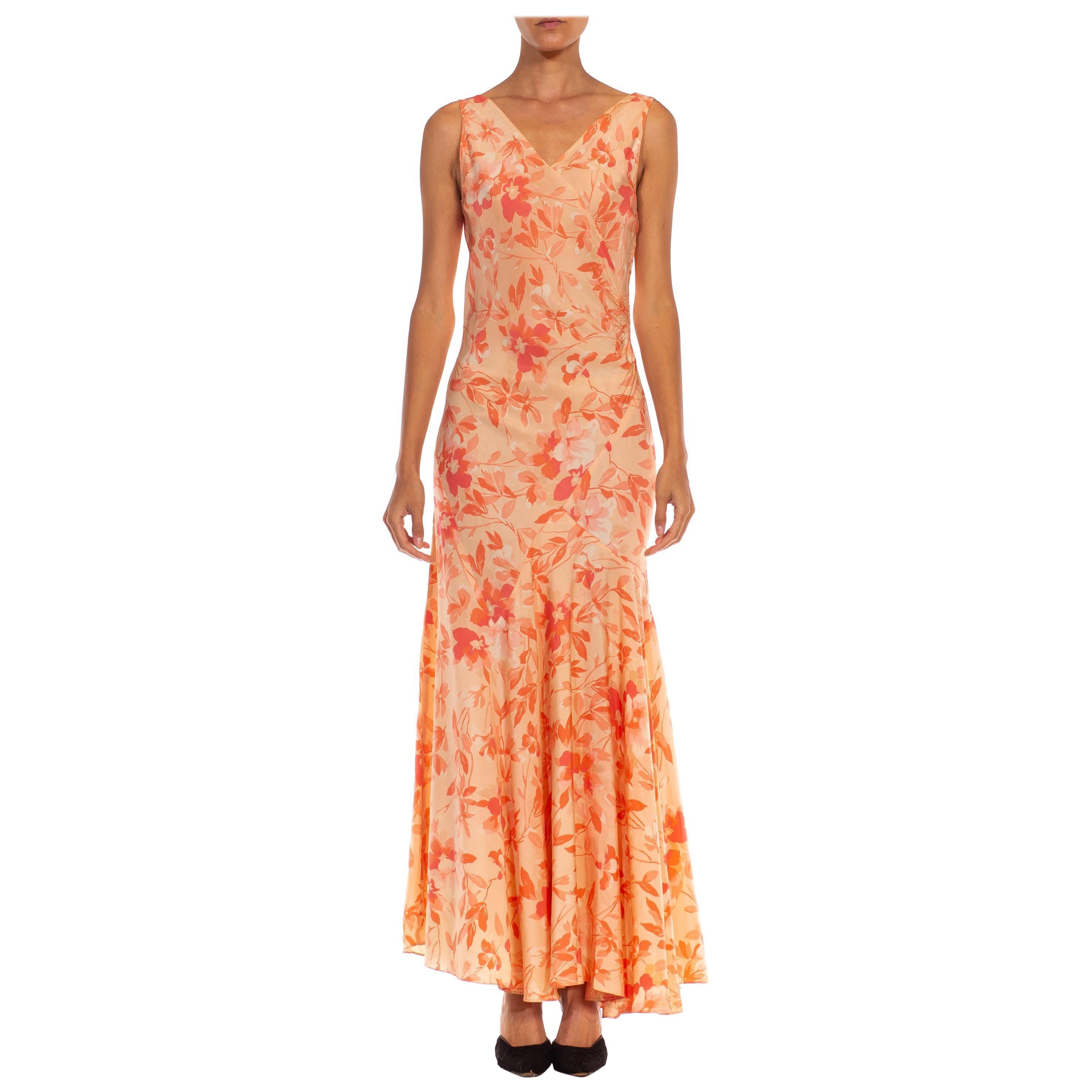 Robe asymétrique en rayonne à fleurs roses des années 1930, coupe en biais en vente