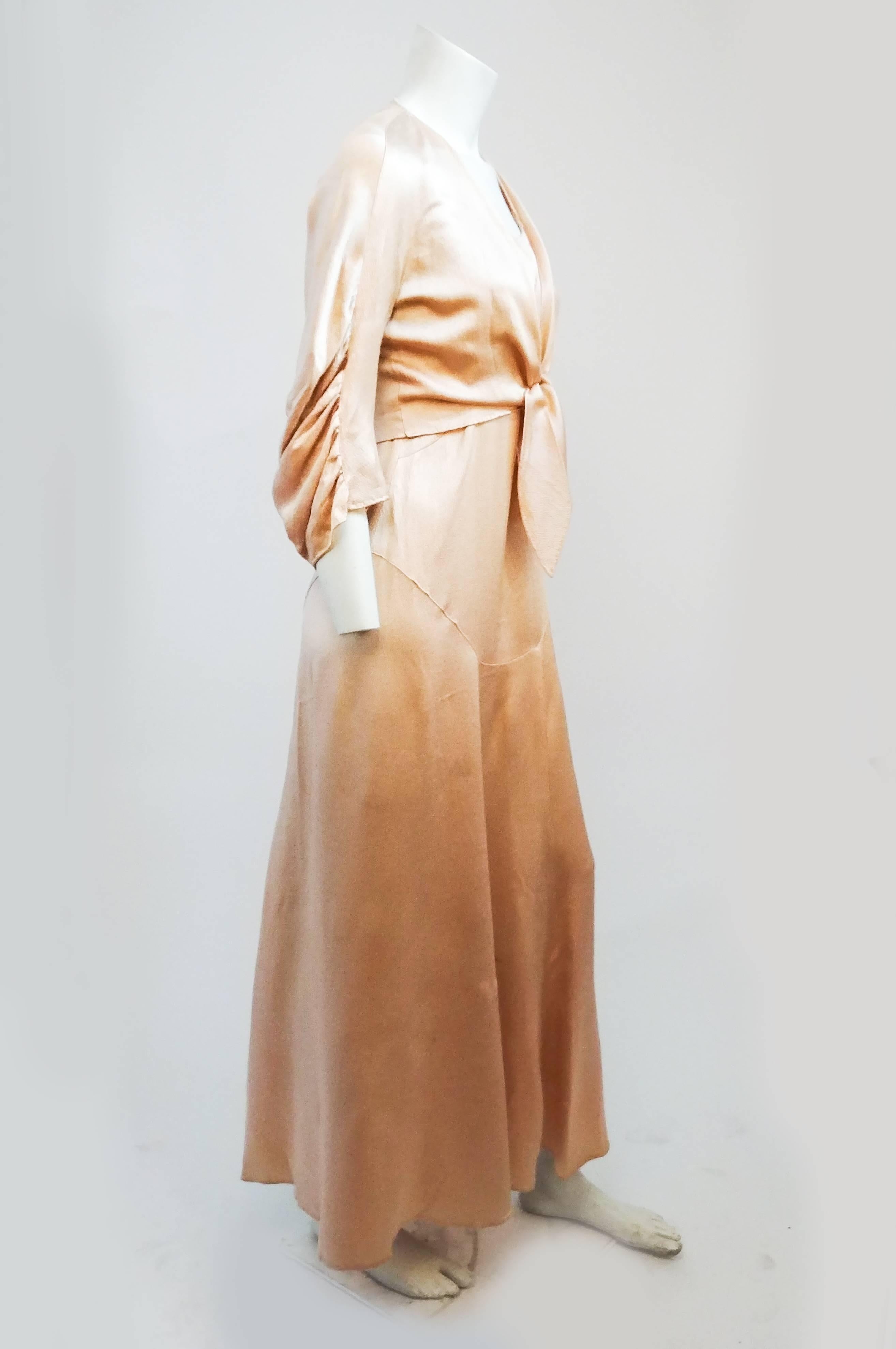 1930er Jahre Rosa gehämmert Seide Kleid & Bolero Set. Schräg geschnittenes, durchgehendes Kleid ohne Verschlüsse, das über den Kopf gezogen werden kann. Geflochtene Träger mit gekreuztem Rücken. Bolerojäckchen in Viertellänge mit Bindebändern auf