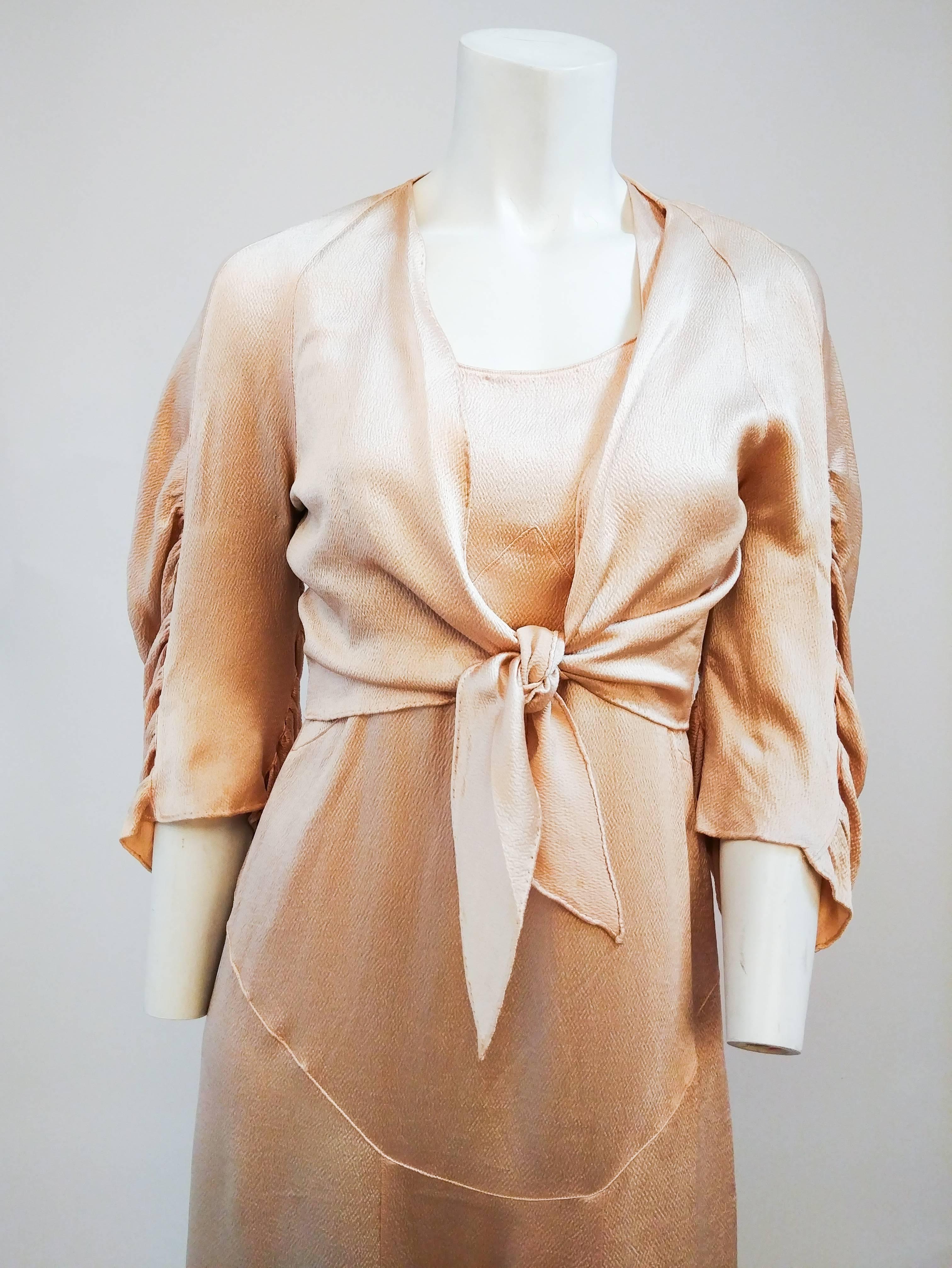 Beige Ensemble robe et boléro en soie martelée rose des années 1930 en vente