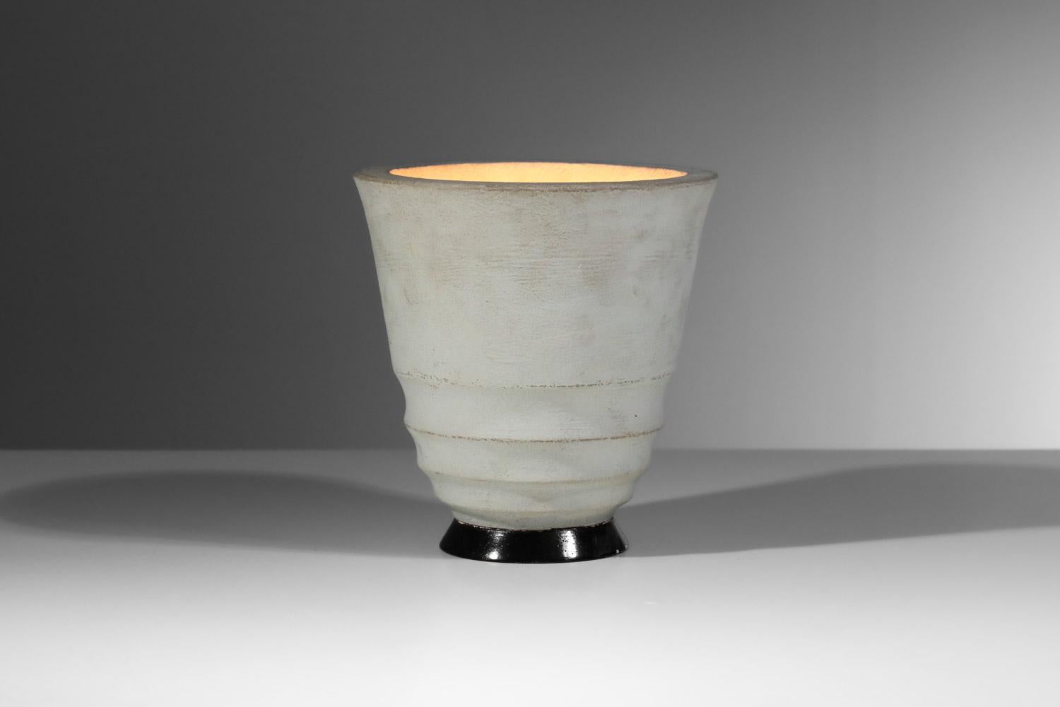 French bowl-shaped table lamp from the 1930s. Made entirely of white plaster with a black base. Beautiful vintage condition, note signs of age, some chips, and stains on the plaster (see photos). The electrical system has been refurbished; we