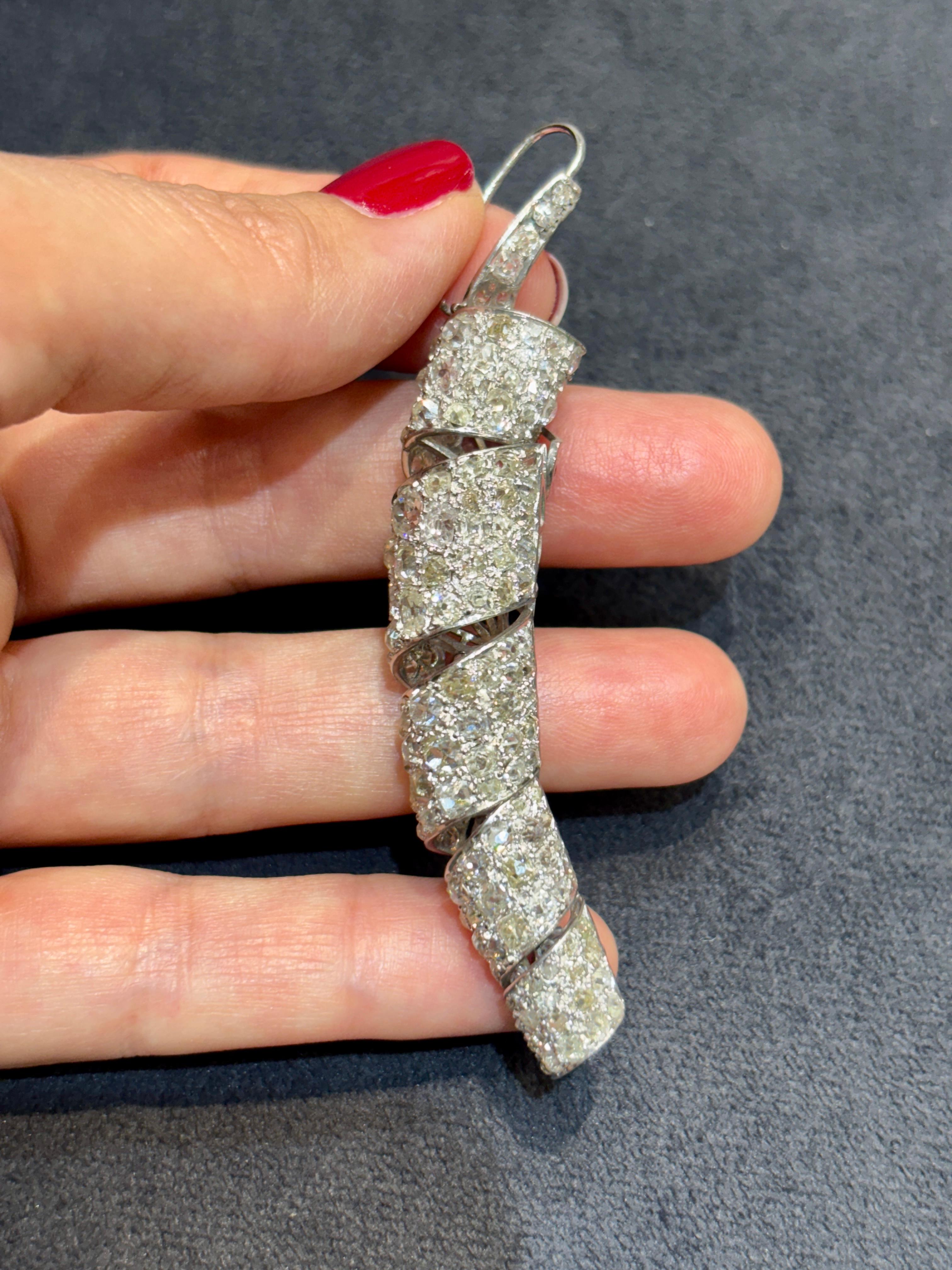 Ces boucles d'oreilles pendantes Art déco des années 1930 sont fabriquées en platine et ornées d'environ 8 carats de diamants taillés à l'ancienne. En forme de bobine allongée, le dos des boucles d'oreilles est orné d'un magnifique travail de latice