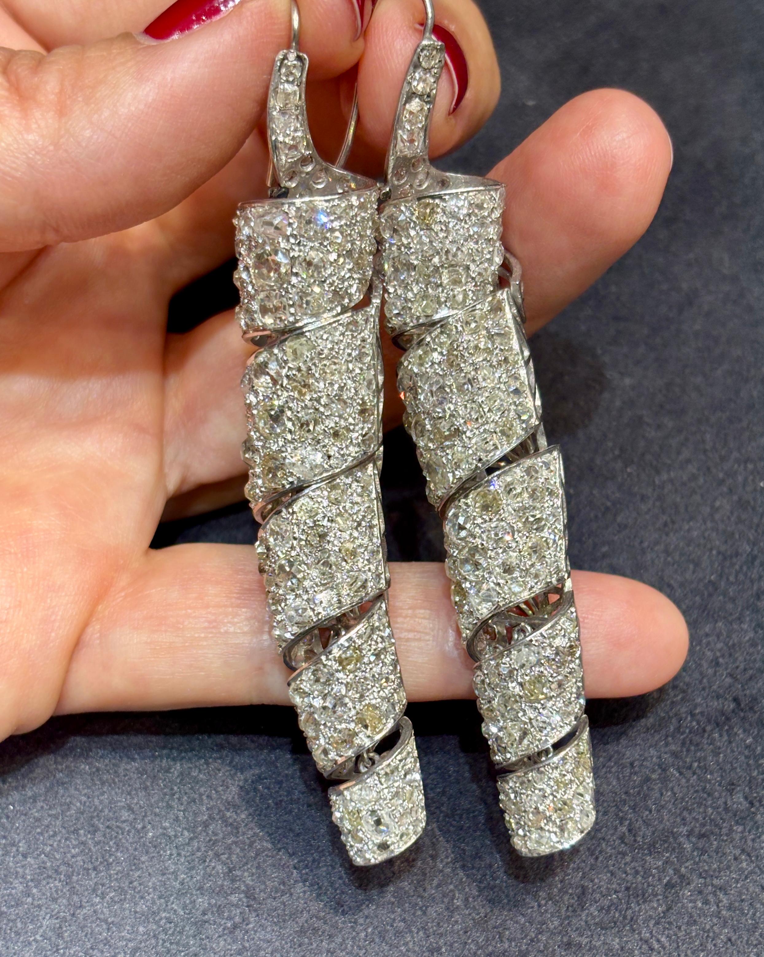 Art déco Boucles d'oreilles pendantes en platine et diamant taille ancienne des années 1930 avec environ 8c diamants en vente