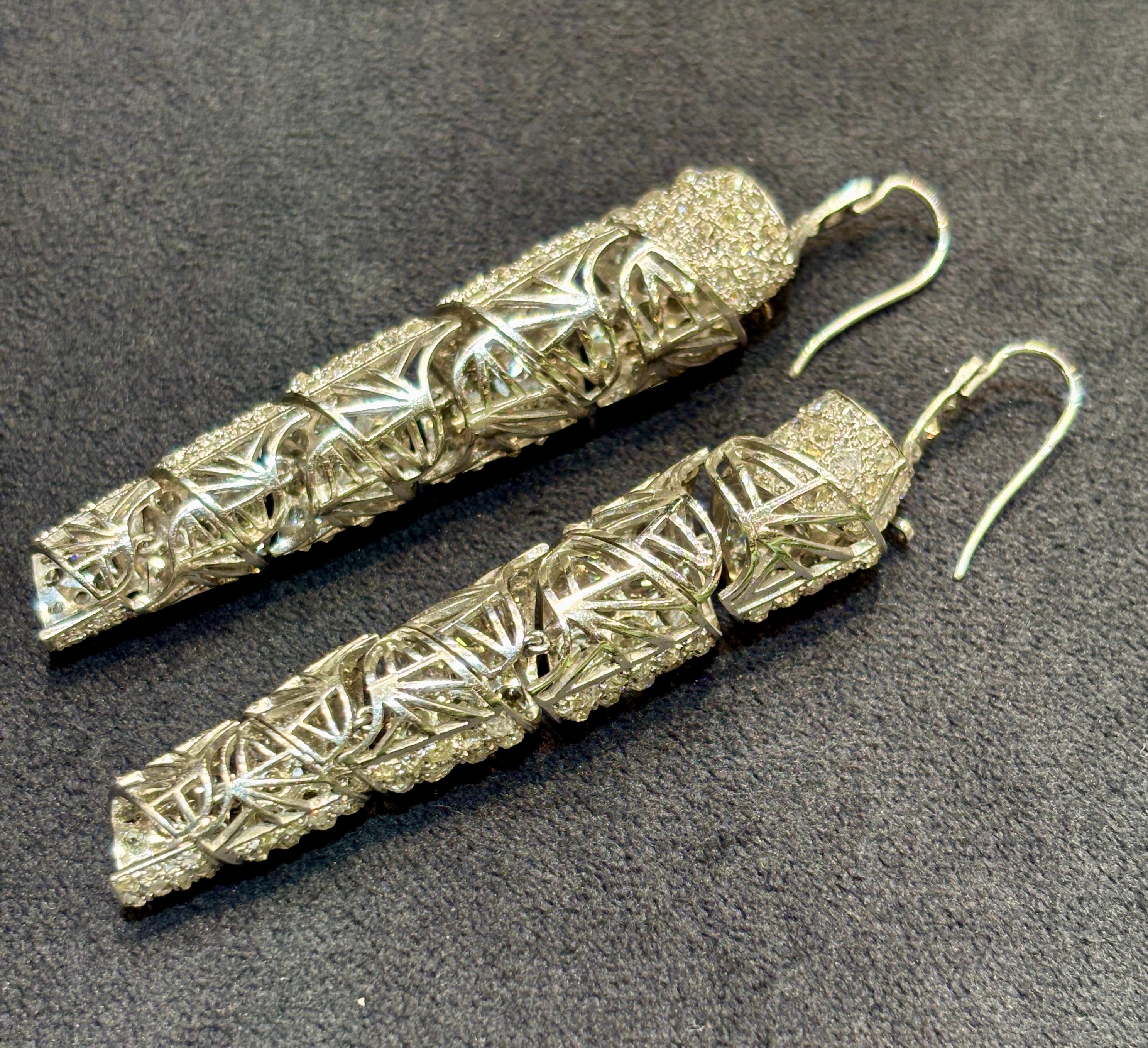 Taille vieille mine Boucles d'oreilles pendantes en platine et diamant taille ancienne des années 1930 avec environ 8c diamants en vente