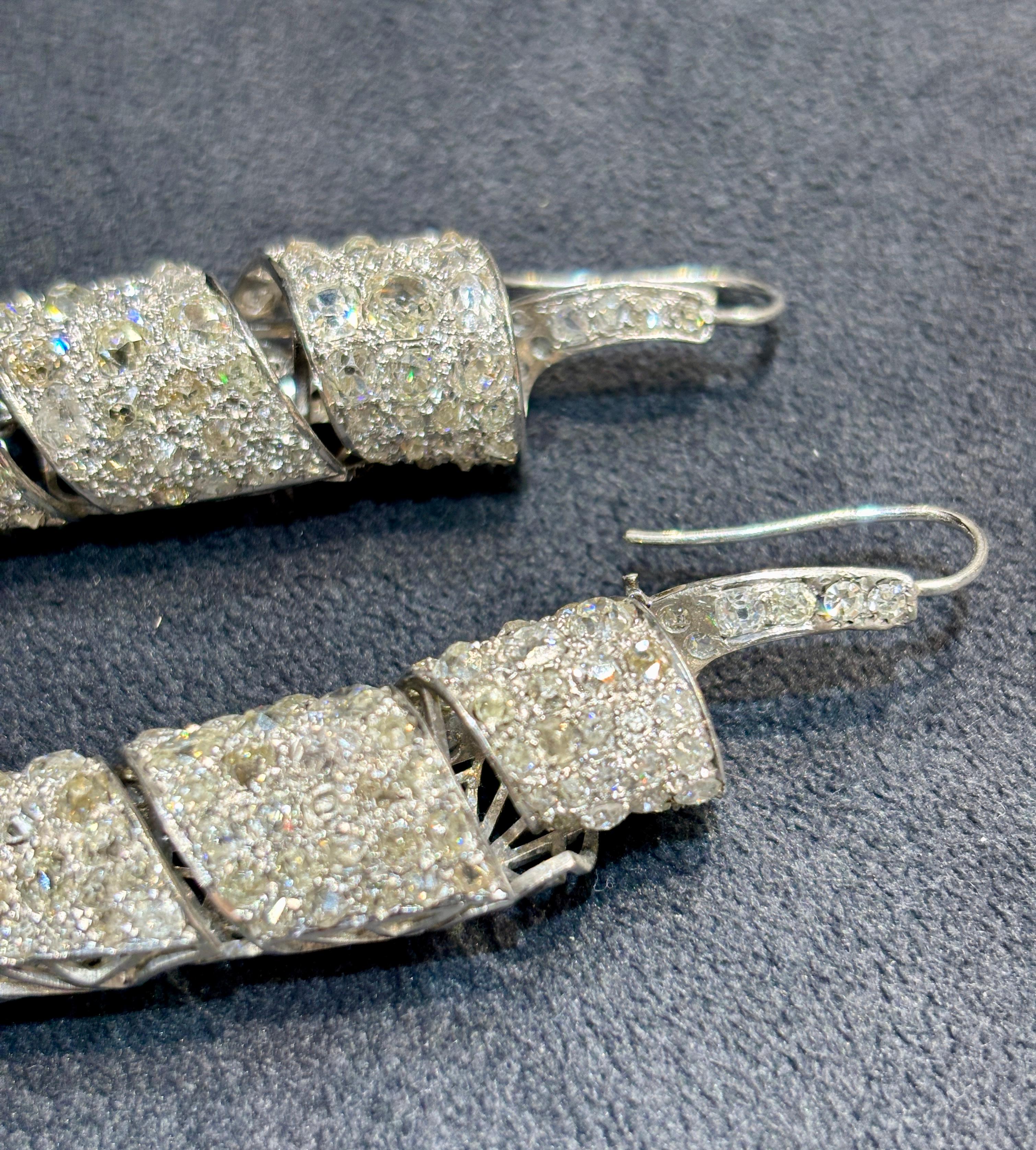 Boucles d'oreilles pendantes en platine et diamant taille ancienne des années 1930 avec environ 8c diamants Bon état - En vente à London, GB