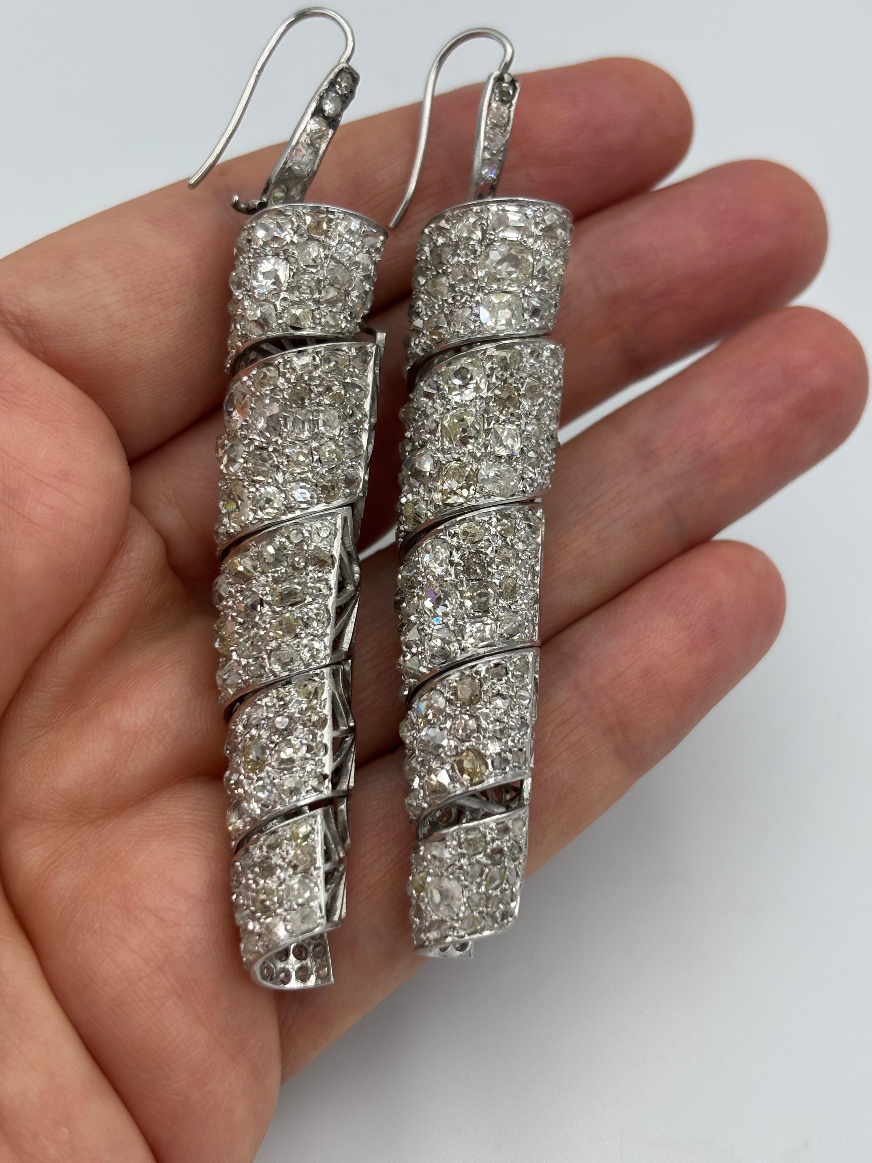 Boucles d'oreilles pendantes en platine et diamant taille ancienne des années 1930 avec environ 8c diamants Unisexe en vente