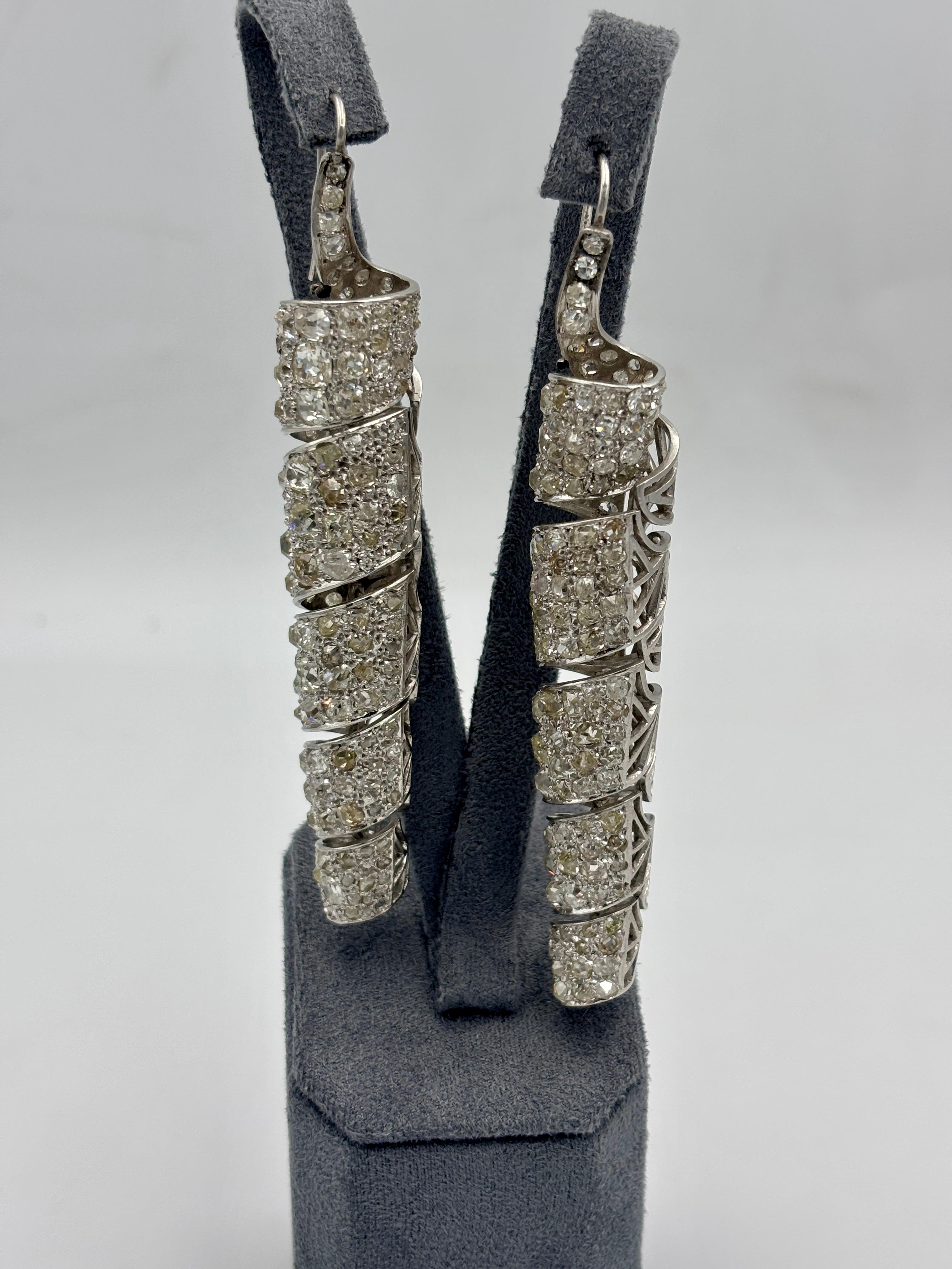 Boucles d'oreilles pendantes en platine et diamant taille ancienne des années 1930 avec environ 8c diamants en vente 2