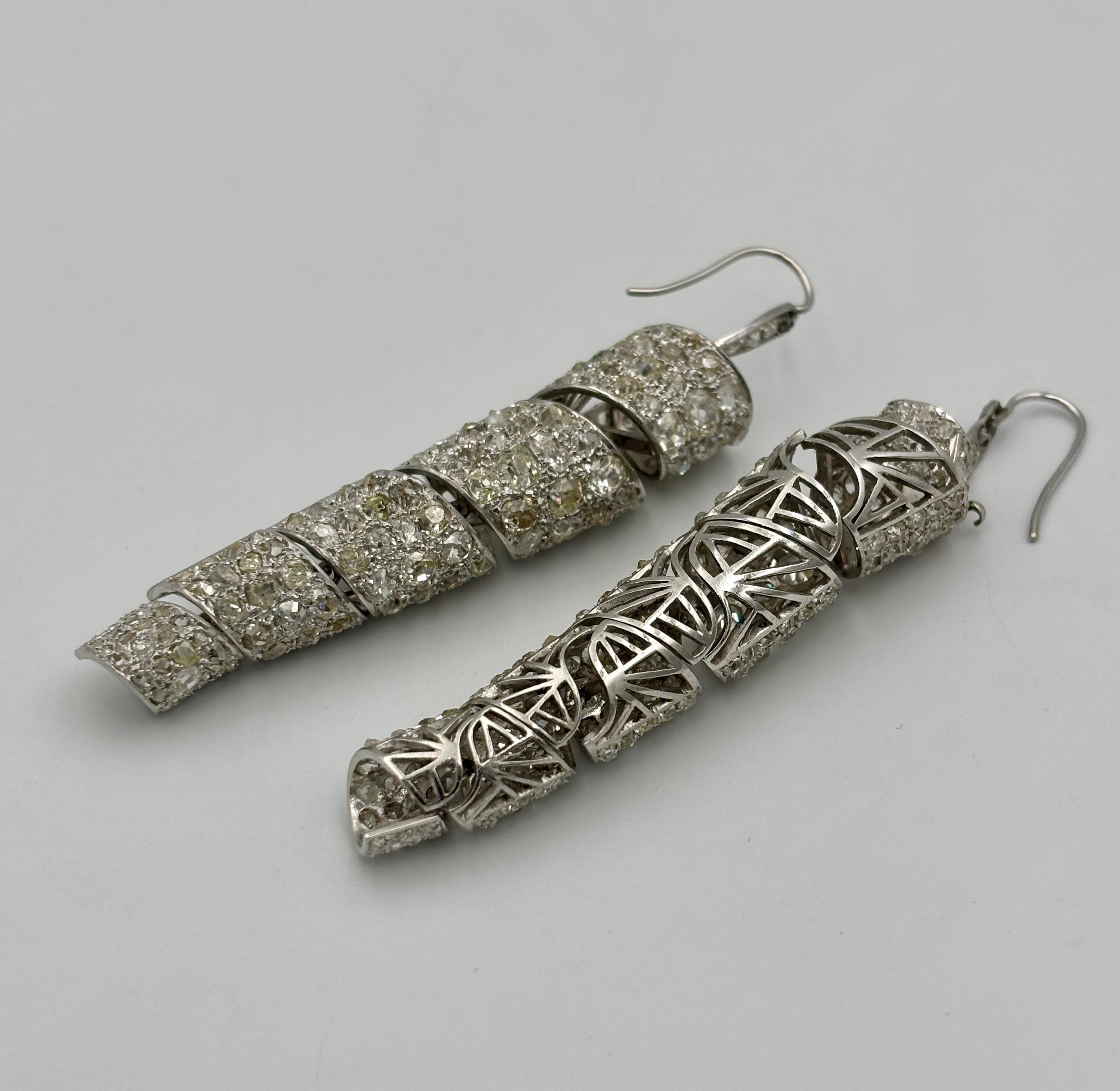 Boucles d'oreilles pendantes en platine et diamant taille ancienne des années 1930 avec environ 8c diamants en vente 3
