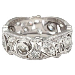 Anneau d'éternité feuillagé en platine et diamants des années 1930