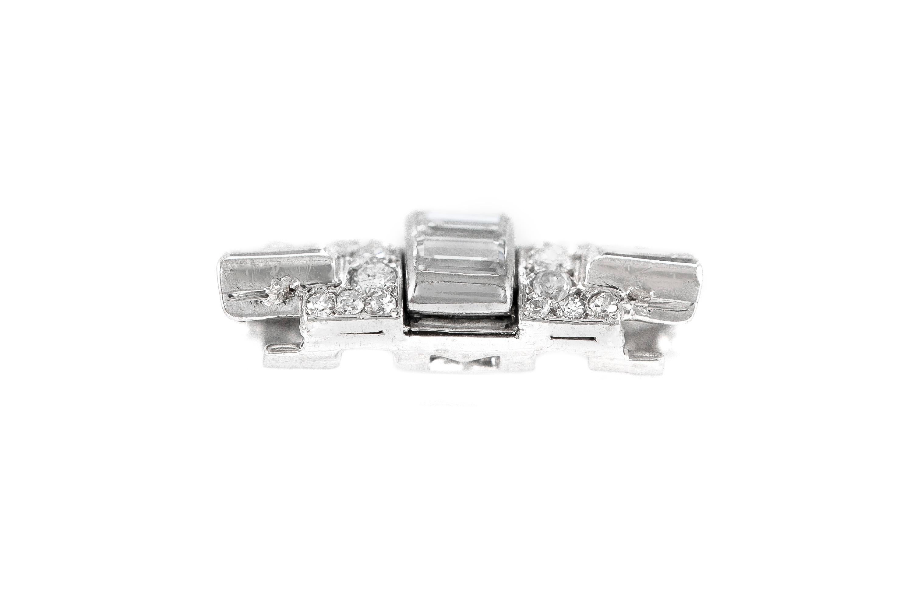 Der Doppelclip ist aus Platin gefertigt und mit Diamanten mit einem Gesamtgewicht von ca. 3,50 Karat besetzt.
Farbe  F-G 
Klarheit VS.
Um 1930.
