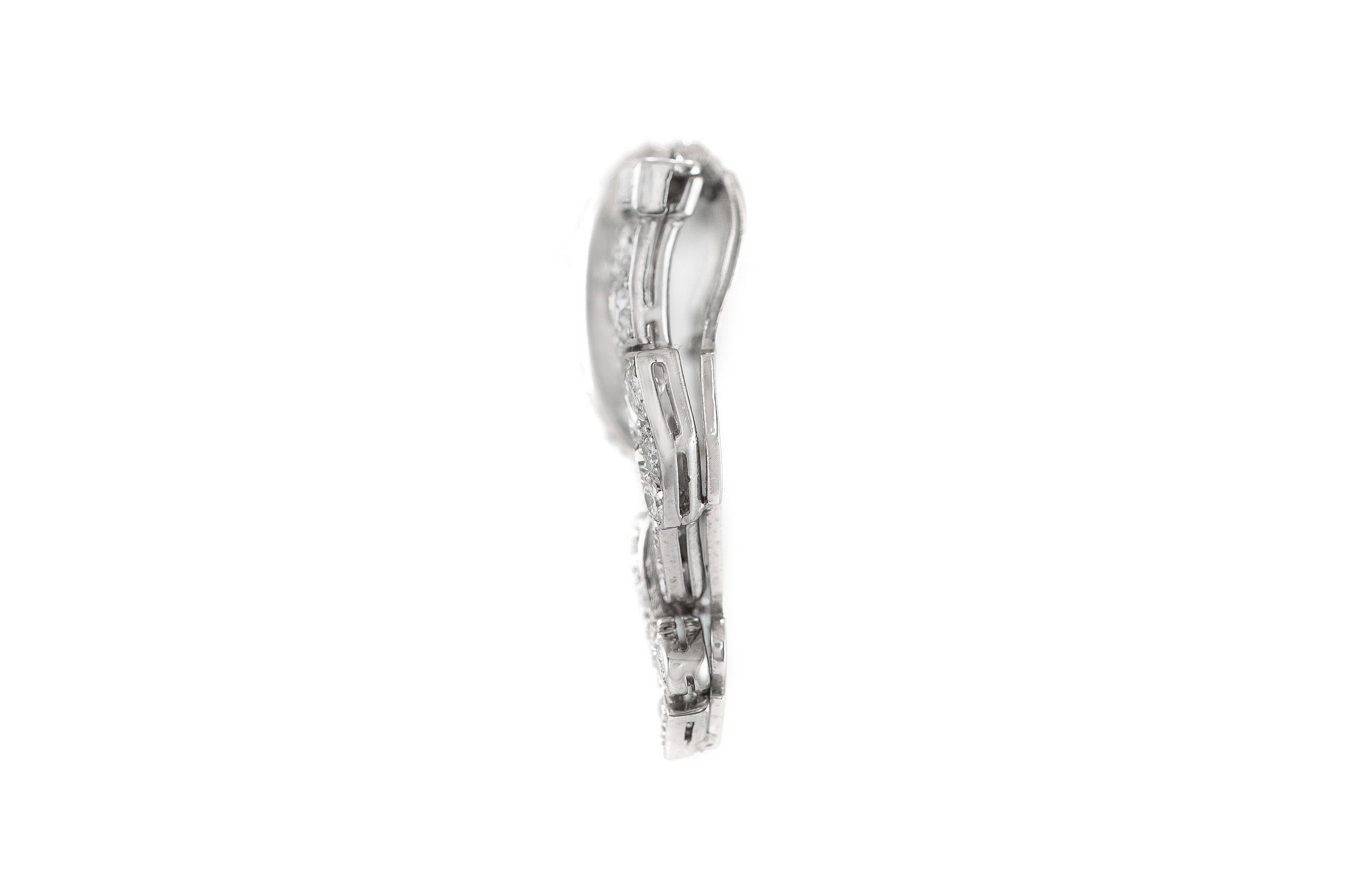 1930s Platinum Single Clip with Diamonds In Excellent Condition For Sale In New York, NY