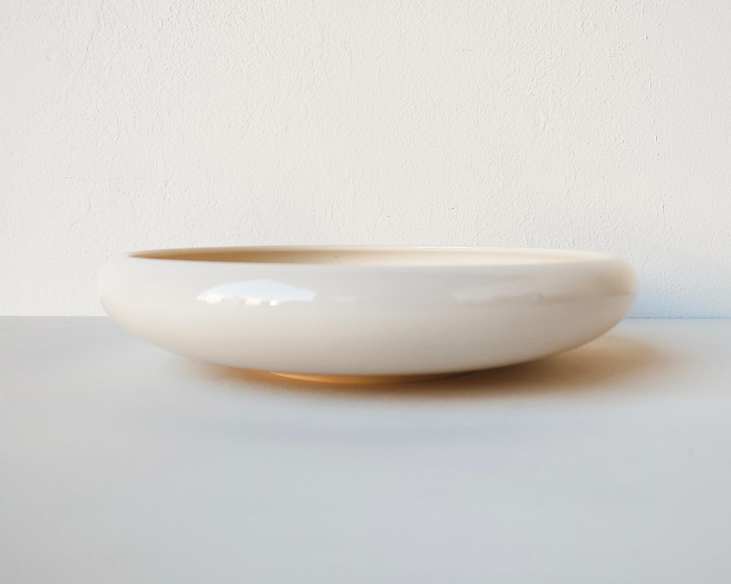 Large shallow ivory porcelain bowl by Lenox circa 1930s. Beautiful curvature and minimal design. Excellent condition, no chips or cracks.

Approx 11