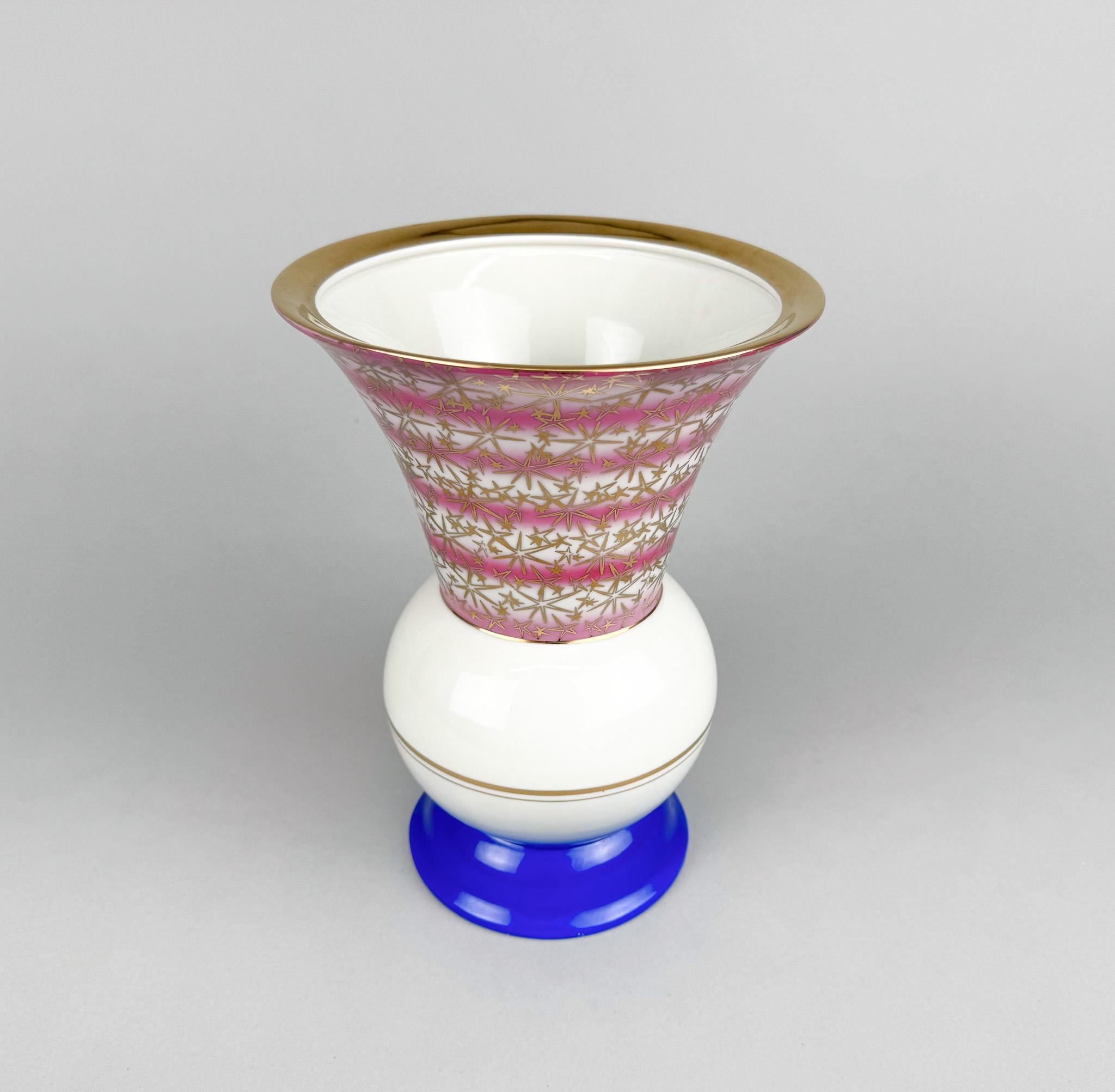 Vaso in porcellana colorata con decori dorati, marchiato Pirkenhammer, prodotto negli anni '30 nell'ex Cecoslovacchia.