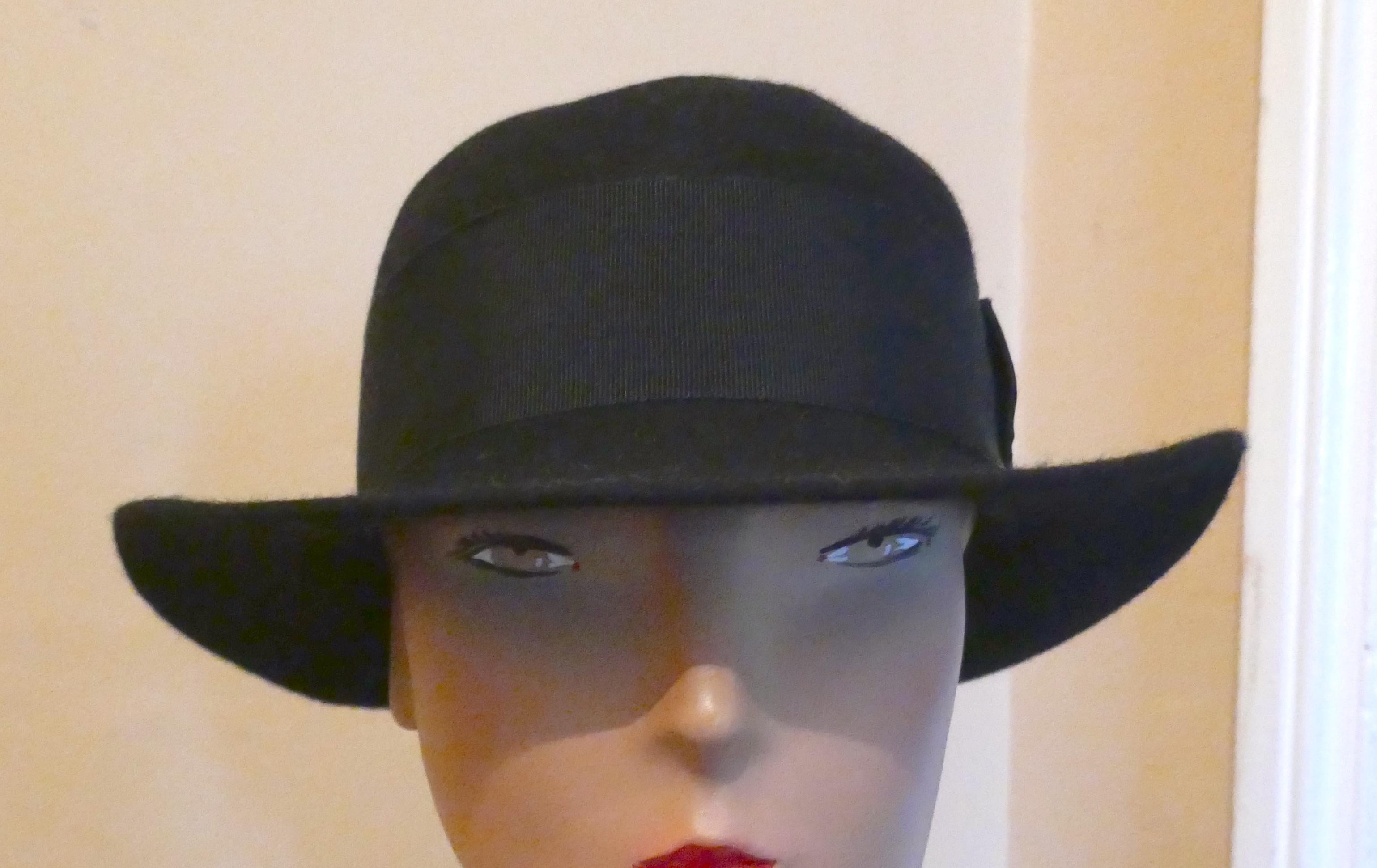 1930s Pre War Black Cloche Felt Hat  In Good Condition In Chillerton, Isle of Wight