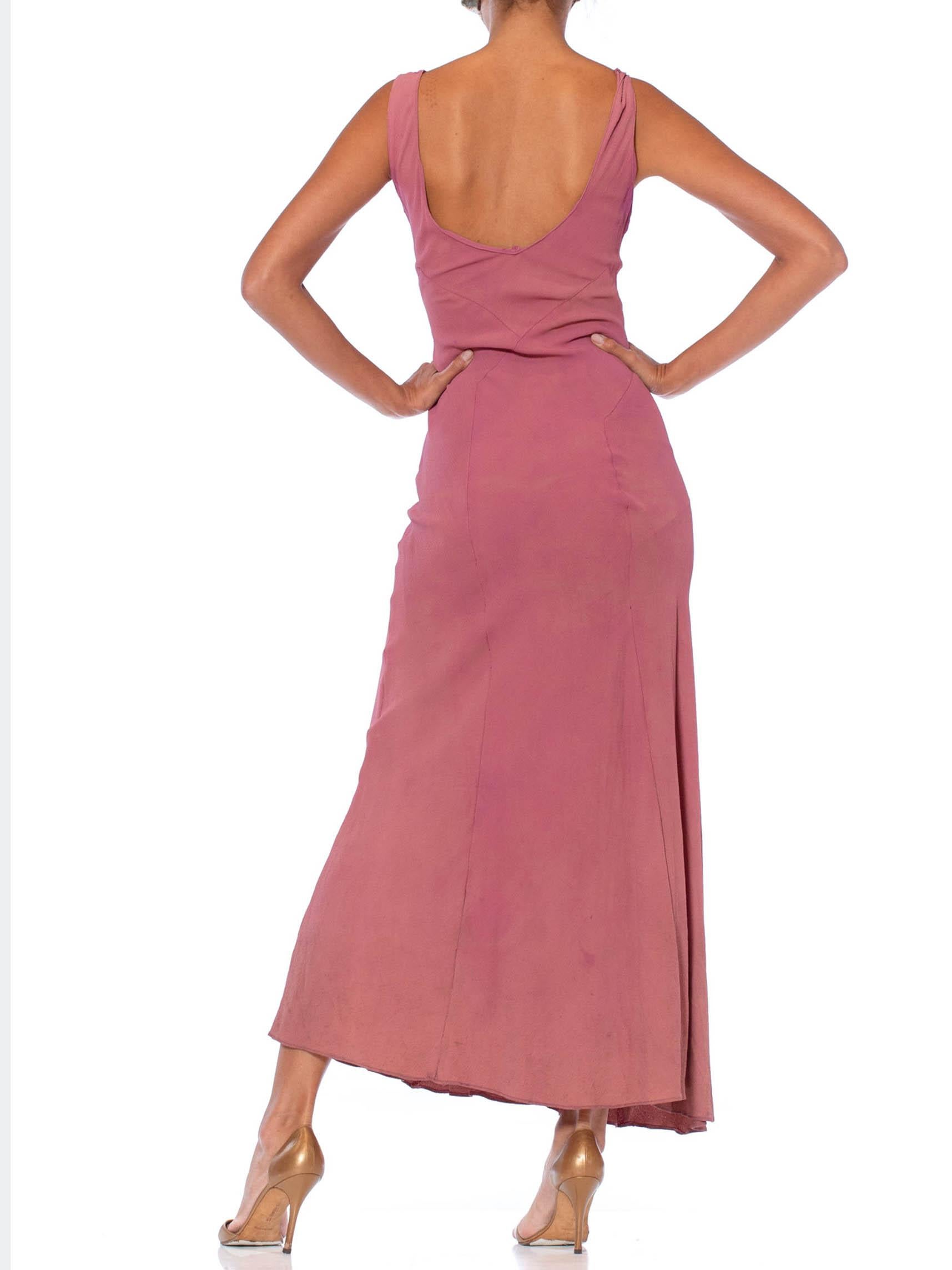 Robe en crêpe de rayonne violette des années 1930, style Vionnet, avec  ingenieuse bretelle torsadée en forme de biais Excellent état - En vente à New York, NY