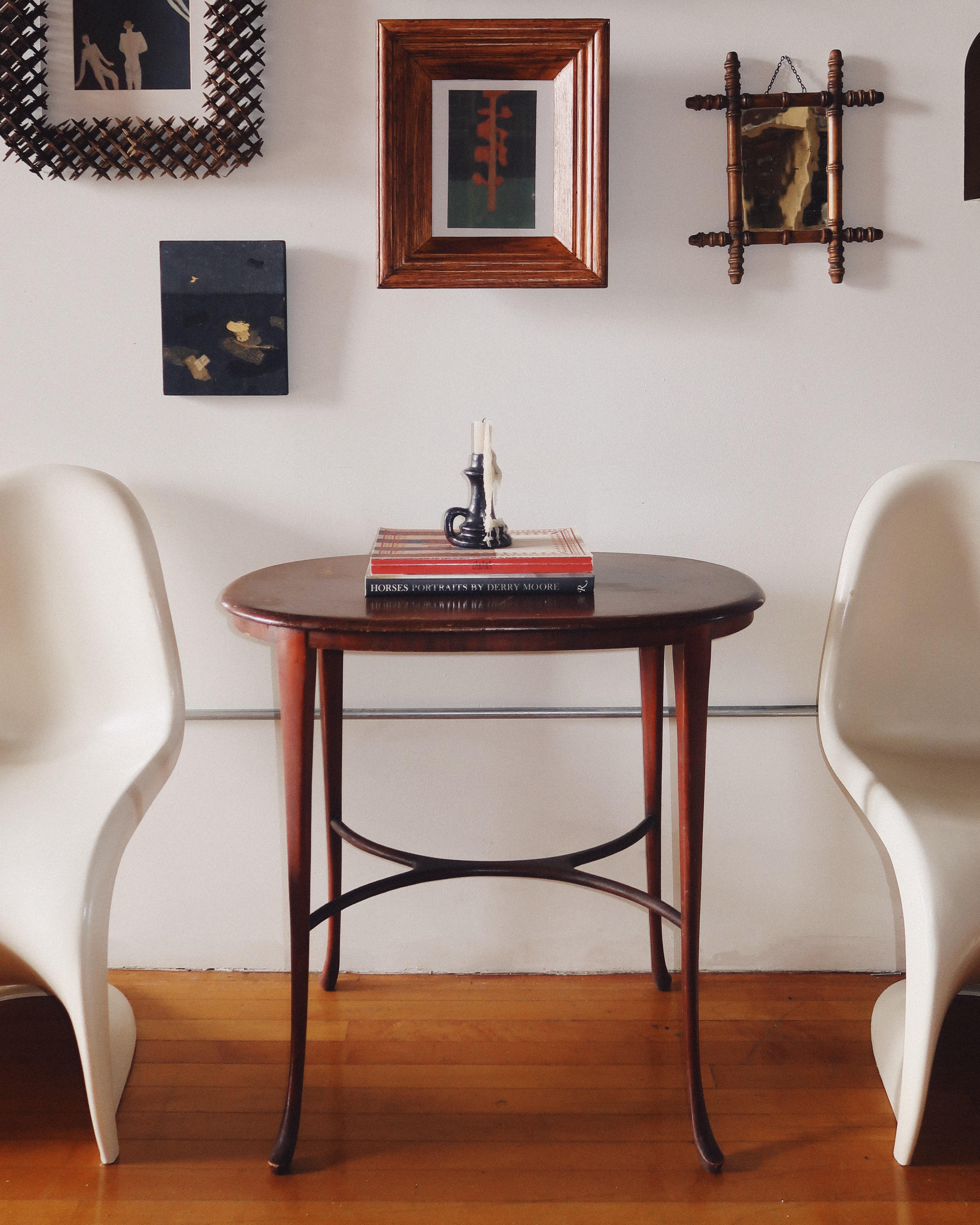 Graceful and balanced, this circa 1930s Queen Anne-style oval side table shows off cabriole legs and an X-stretcher base in rich mahogany. The proportions are spot on—elegant without tipping into dainty. A piece that feels just as right next to a