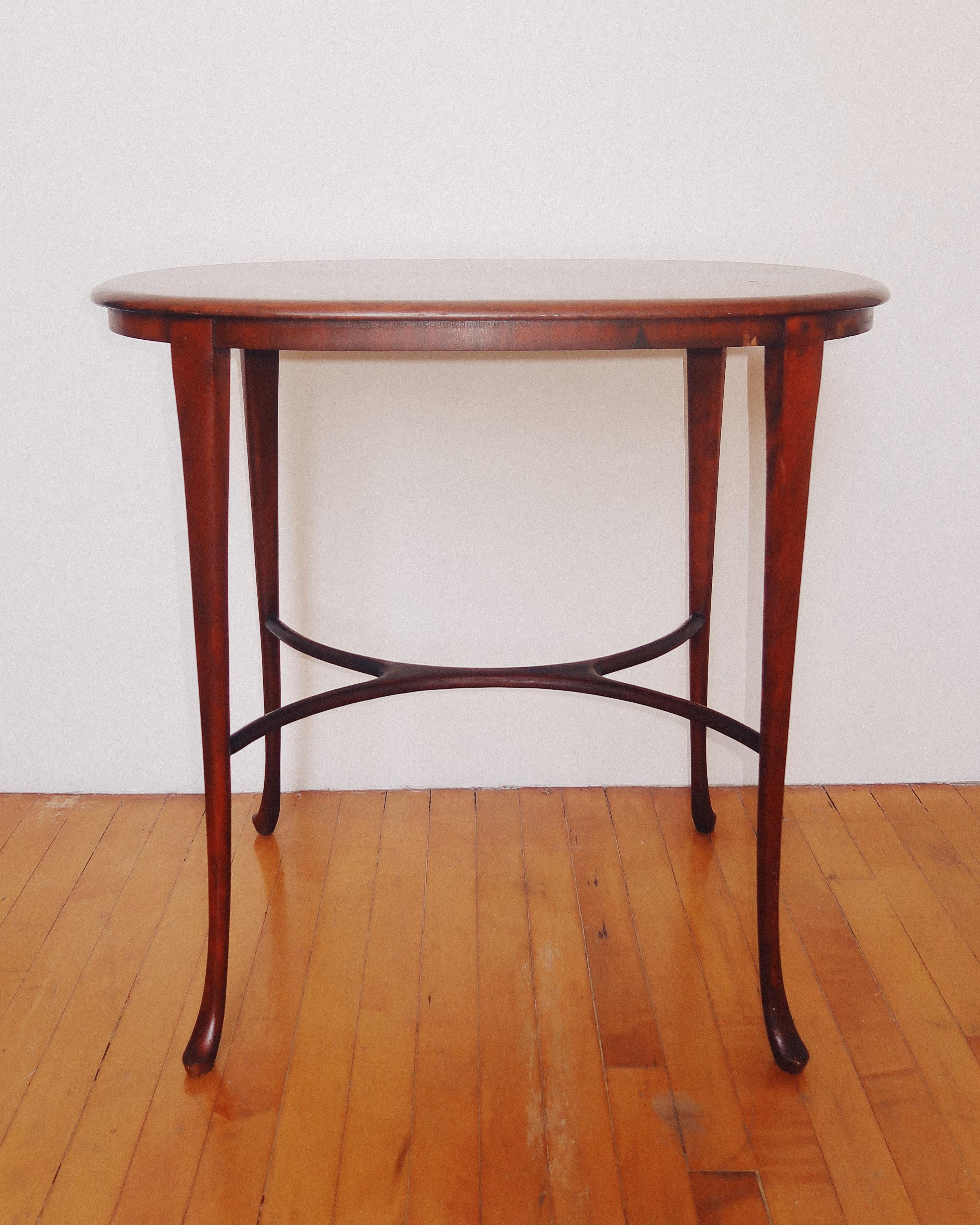 1930s Queen Anne Mahogany Oval Side Table In Good Condition For Sale In Los Angeles, CA