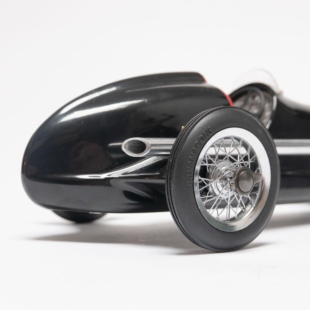 Modèle de voiture de course des années 1930 à l'échelle noire et rouge, très détaillé, taille moyenne en vente 3