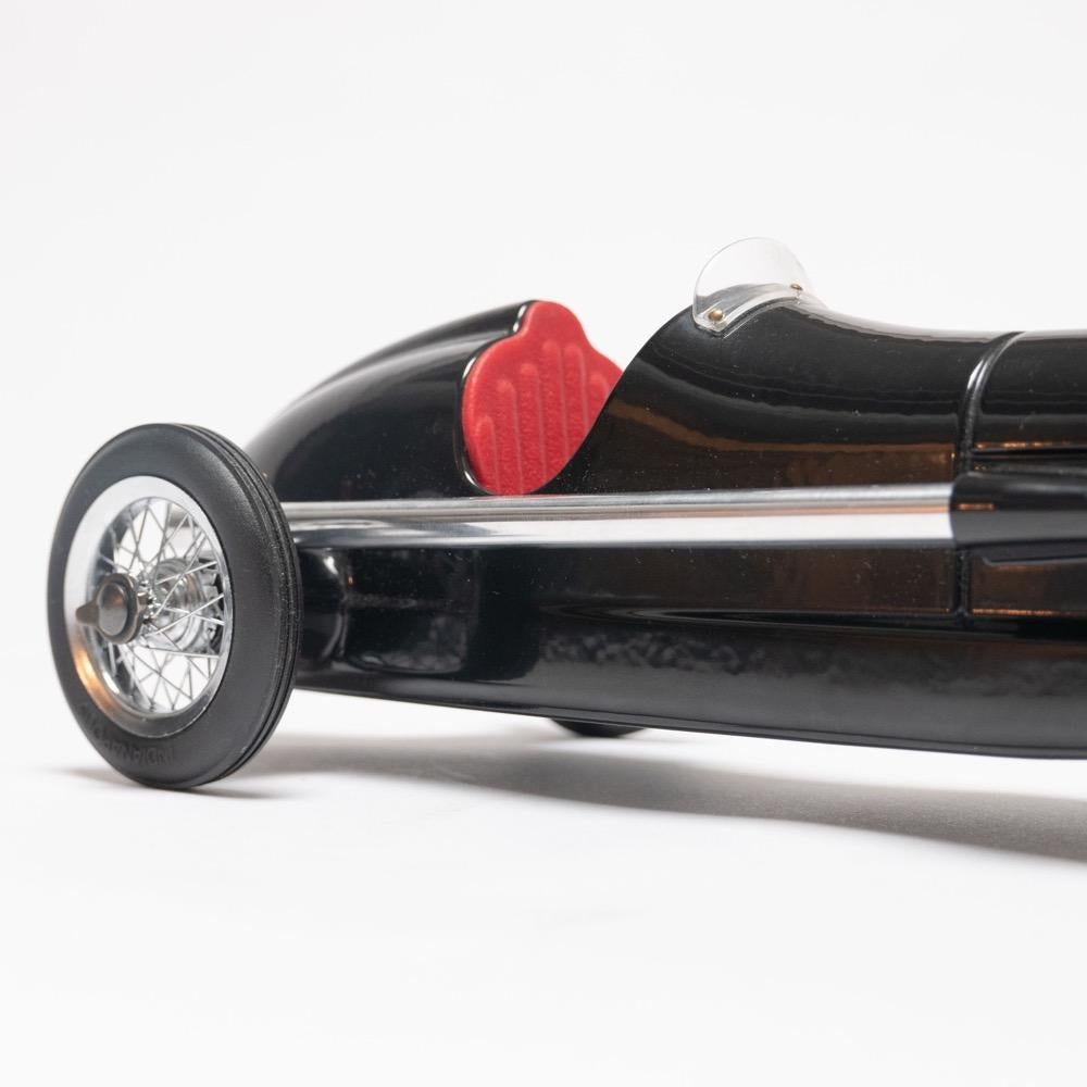 Modèle de voiture de course des années 1930 à l'échelle noire et rouge, très détaillé, taille moyenne en vente 4