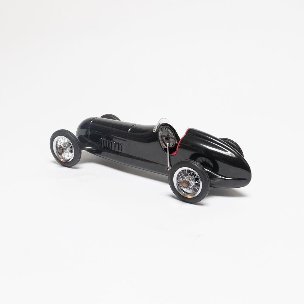 Art déco Modèle de voiture de course des années 1930 à l'échelle noire et rouge, très détaillé, taille moyenne en vente