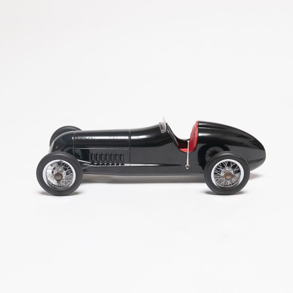 XXIe siècle et contemporain Modèle de voiture de course des années 1930 à l'échelle noire et rouge, très détaillé, taille moyenne en vente