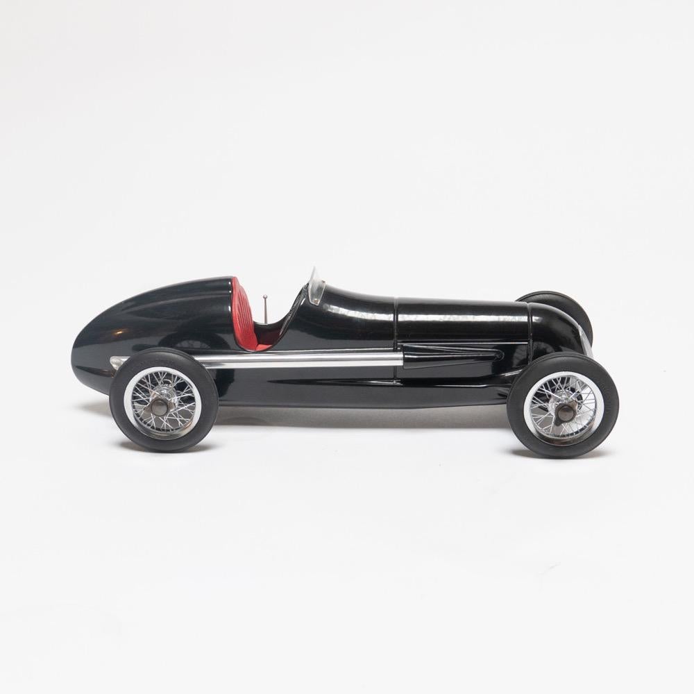 Métal Modèle de voiture de course des années 1930 à l'échelle noire et rouge, très détaillé, taille moyenne en vente