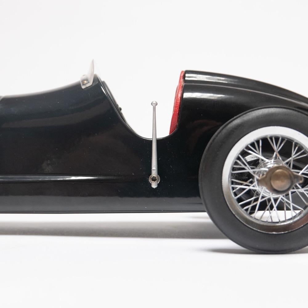 Modèle de voiture de course des années 1930 à l'échelle noire et rouge, très détaillé, taille moyenne en vente 1