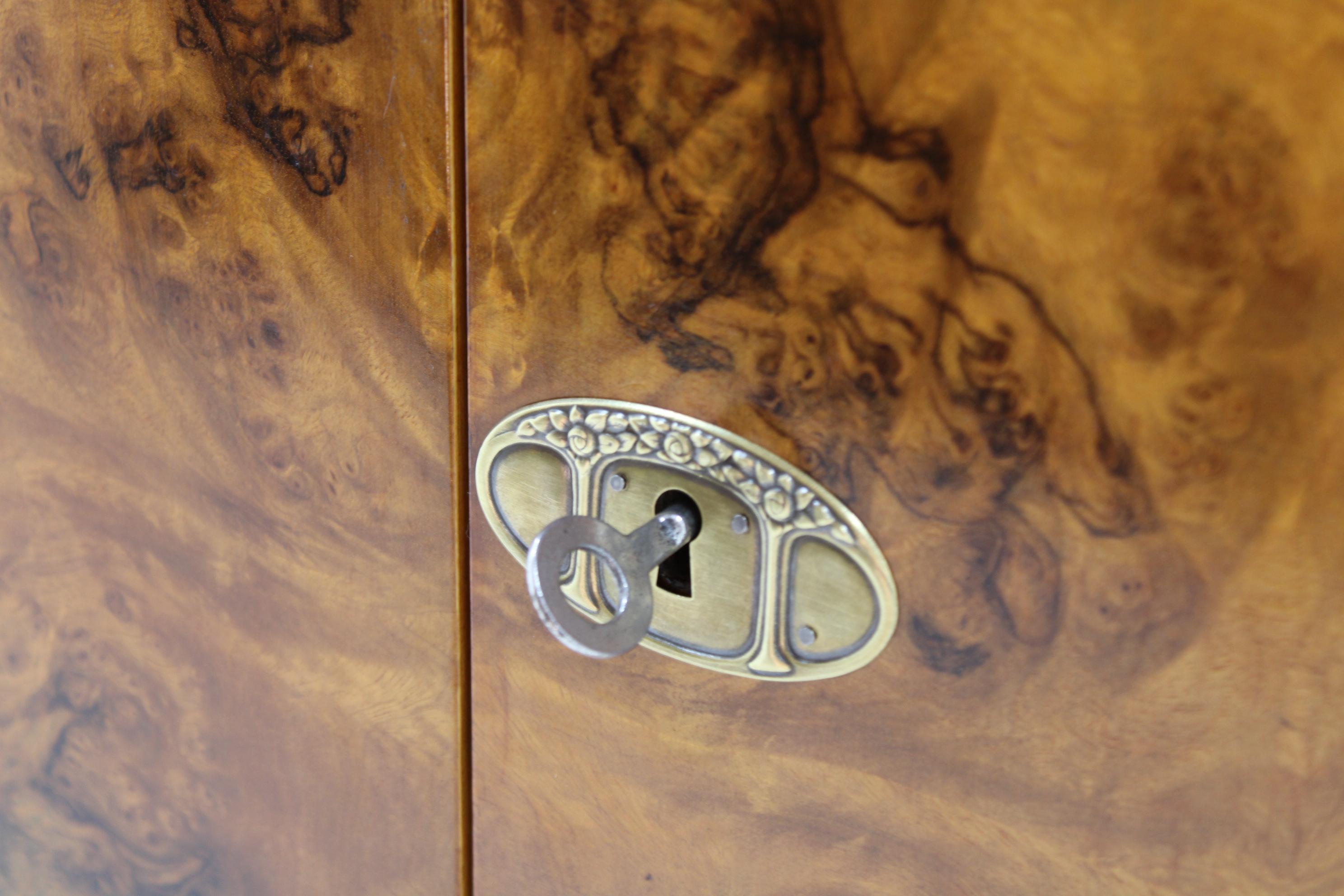 Raro mobile Art Deco degli anni '30 con cassetti in finitura noce, Cecoslovacchia in vendita 4