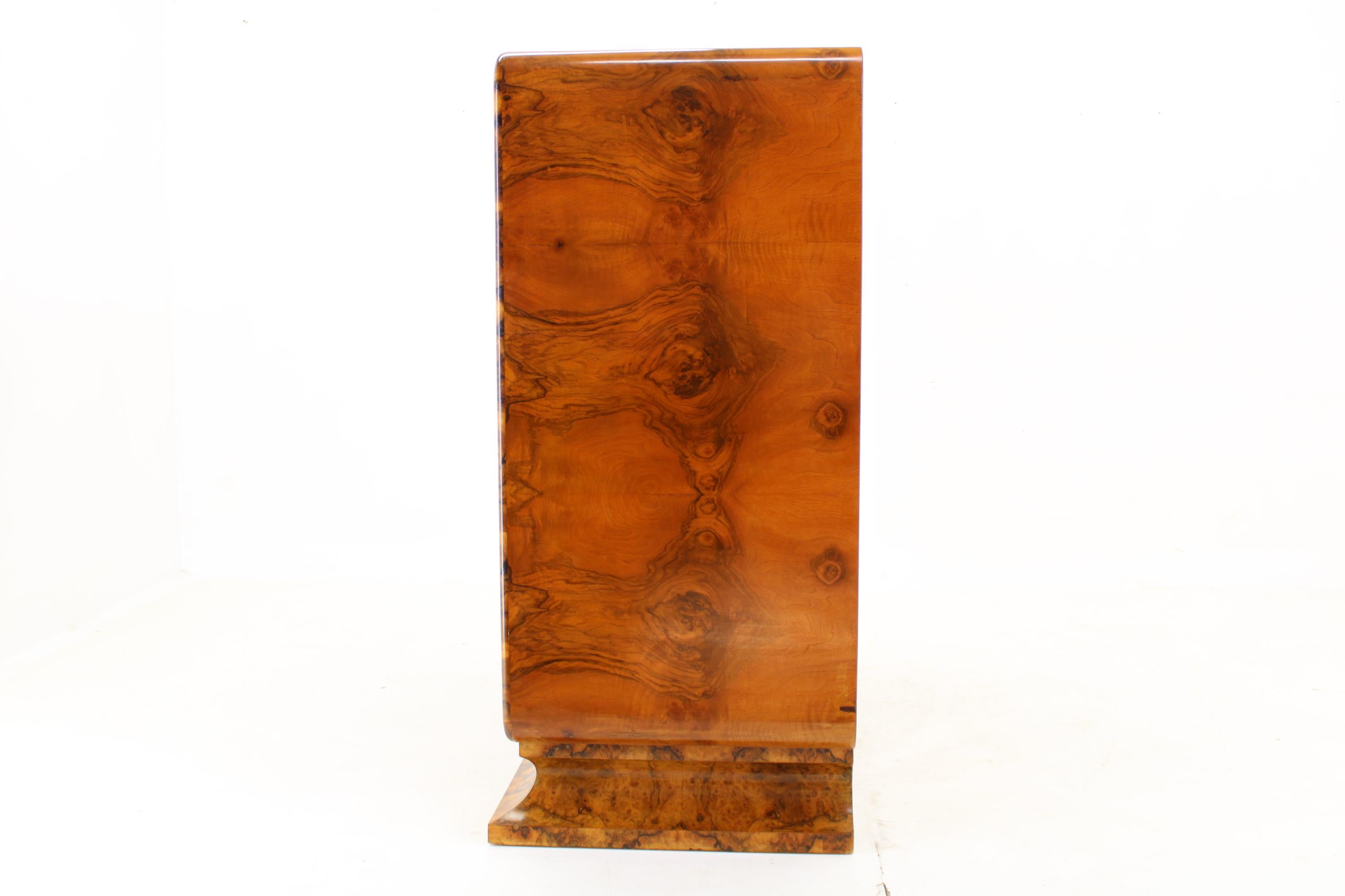 Raro mobile Art Deco degli anni '30 con cassetti in finitura noce, Cecoslovacchia in vendita 5