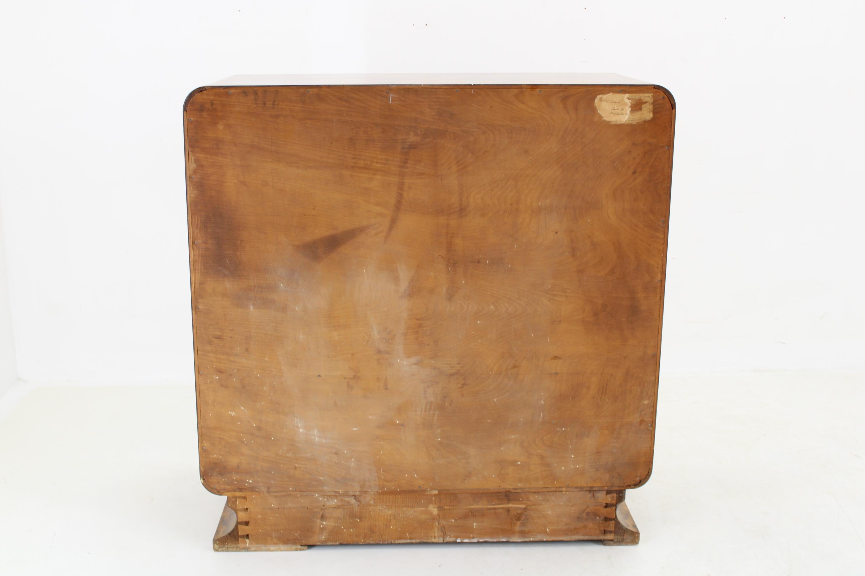 Raro mobile Art Deco degli anni '30 con cassetti in finitura noce, Cecoslovacchia in vendita 6